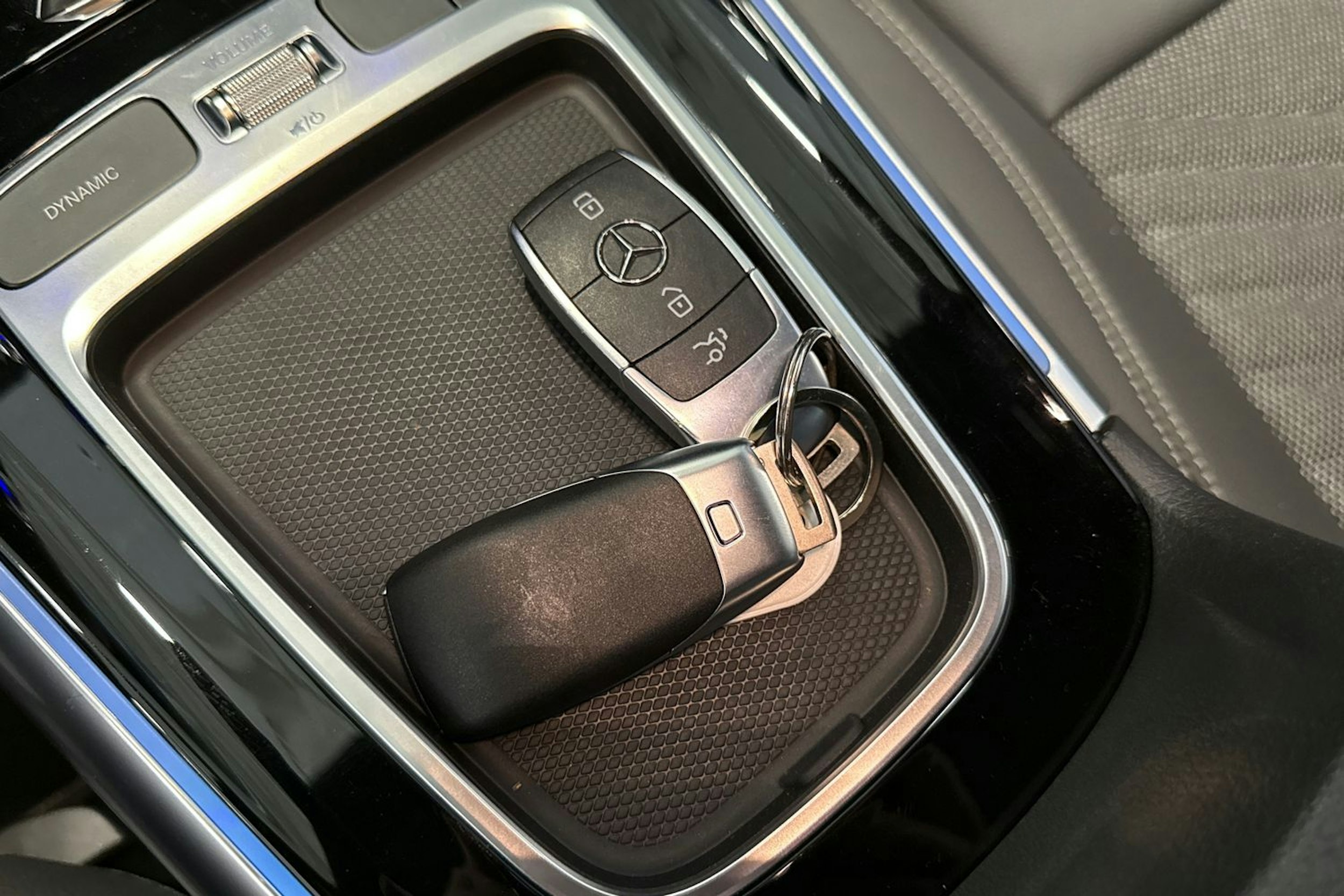 harmaa Mercedes-Benz GLA 2024 kuva 28.