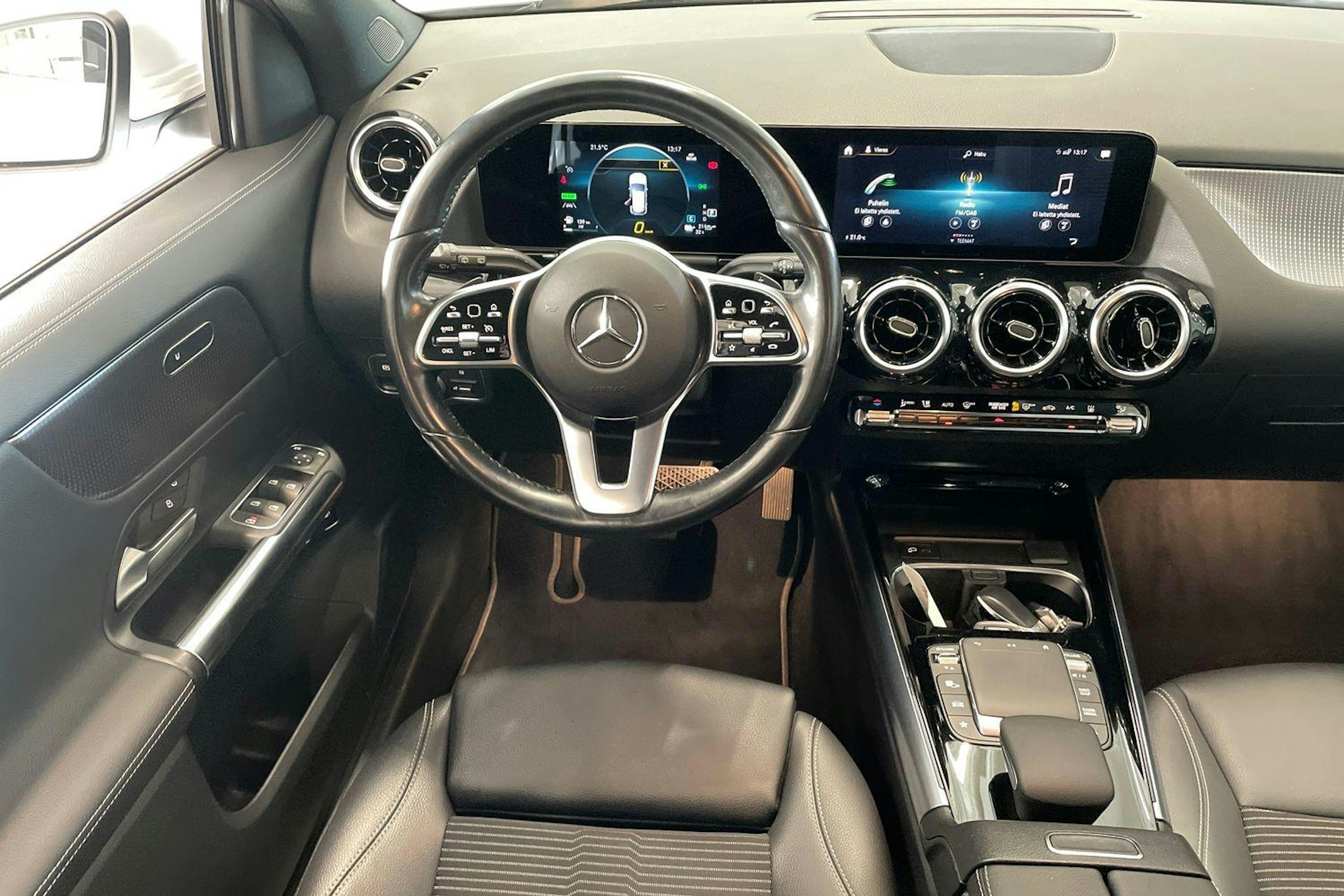valkoinen Mercedes-Benz GLA 2023 kuva 9.
