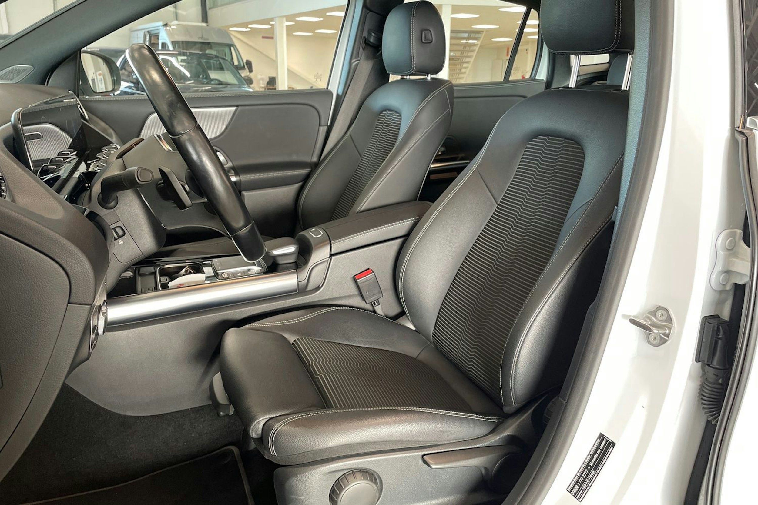 valkoinen Mercedes-Benz GLA 2023 kuva 14.