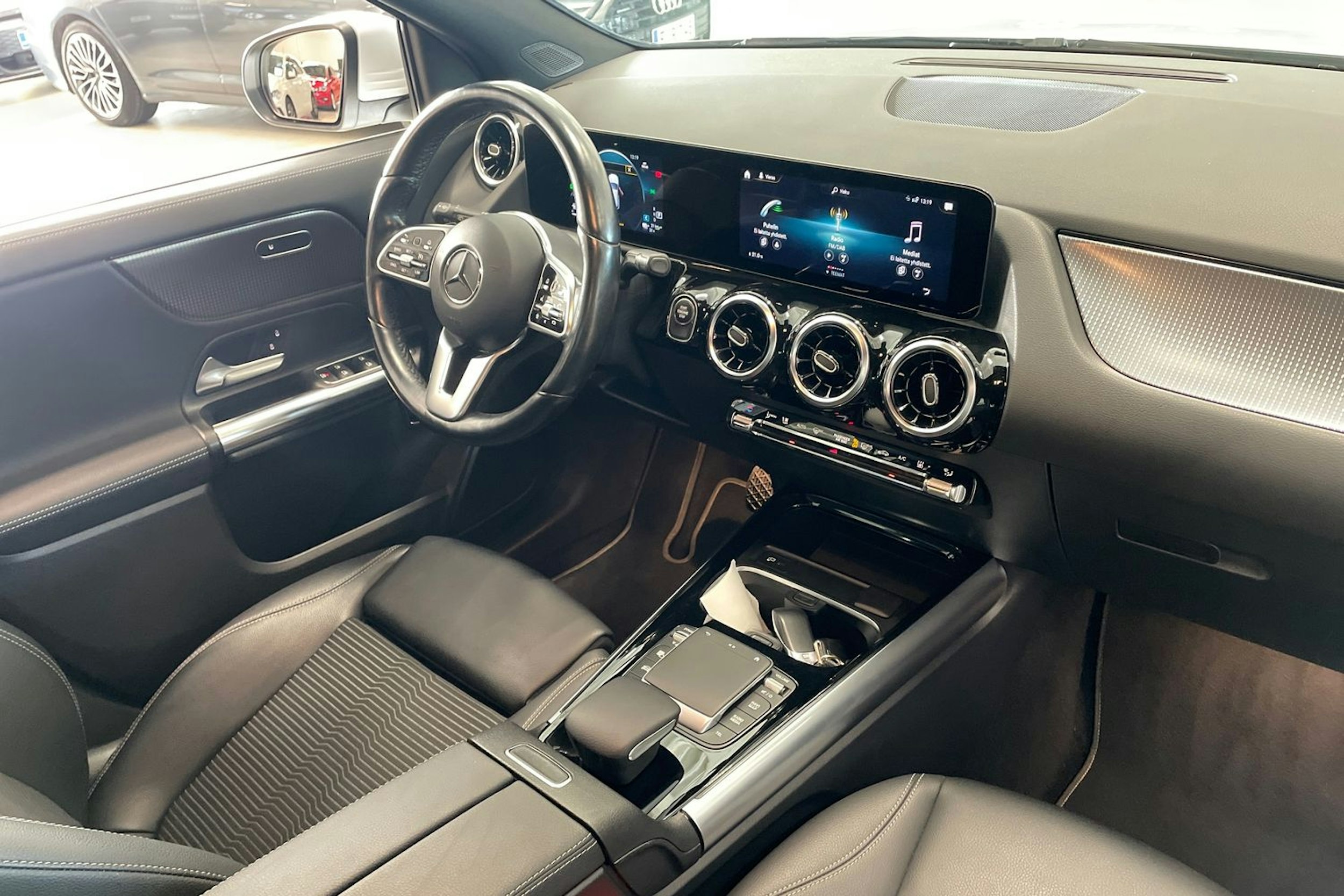 valkoinen Mercedes-Benz GLA 2023 kuva 15.