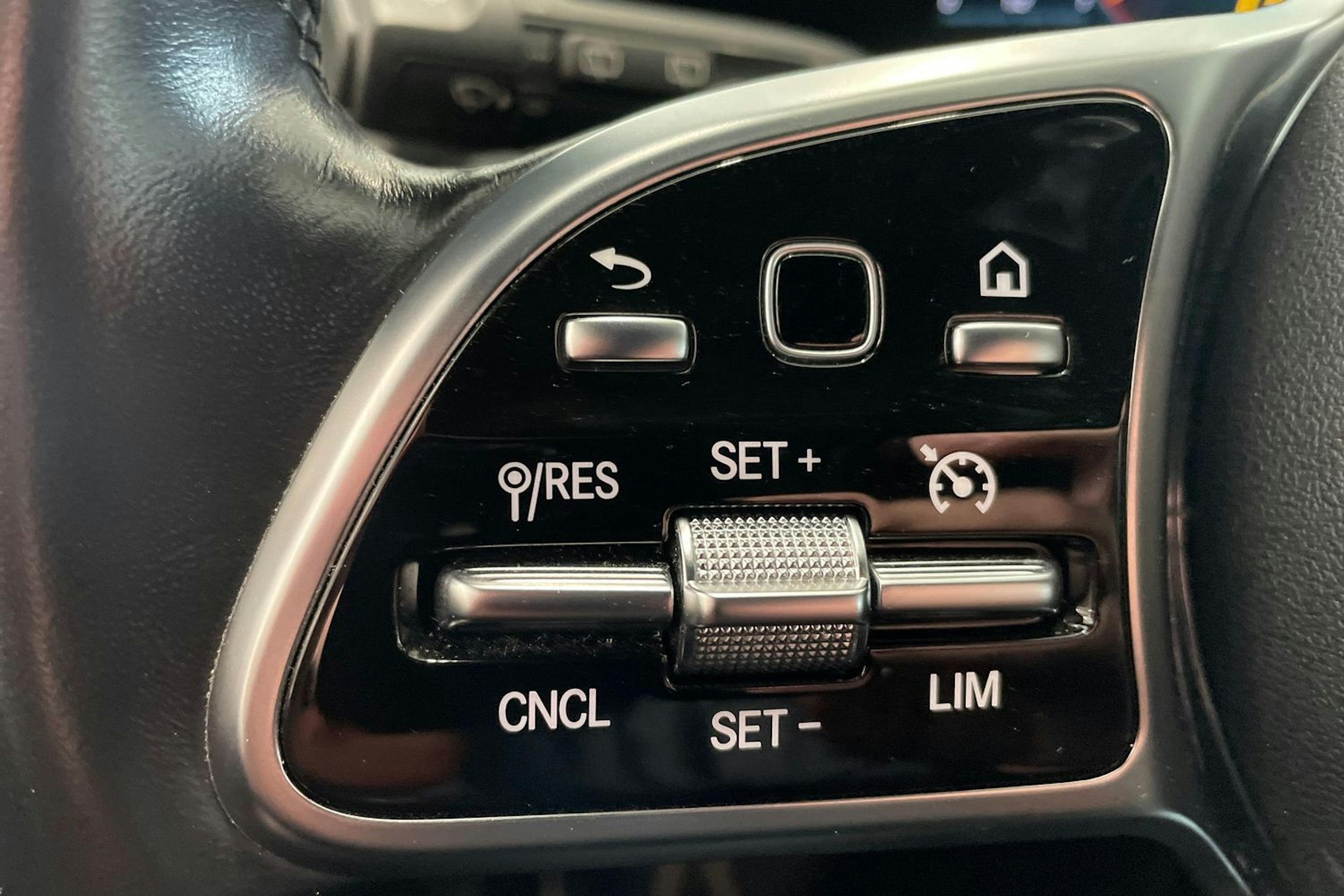 valkoinen Mercedes-Benz GLA 2023 kuva 18.