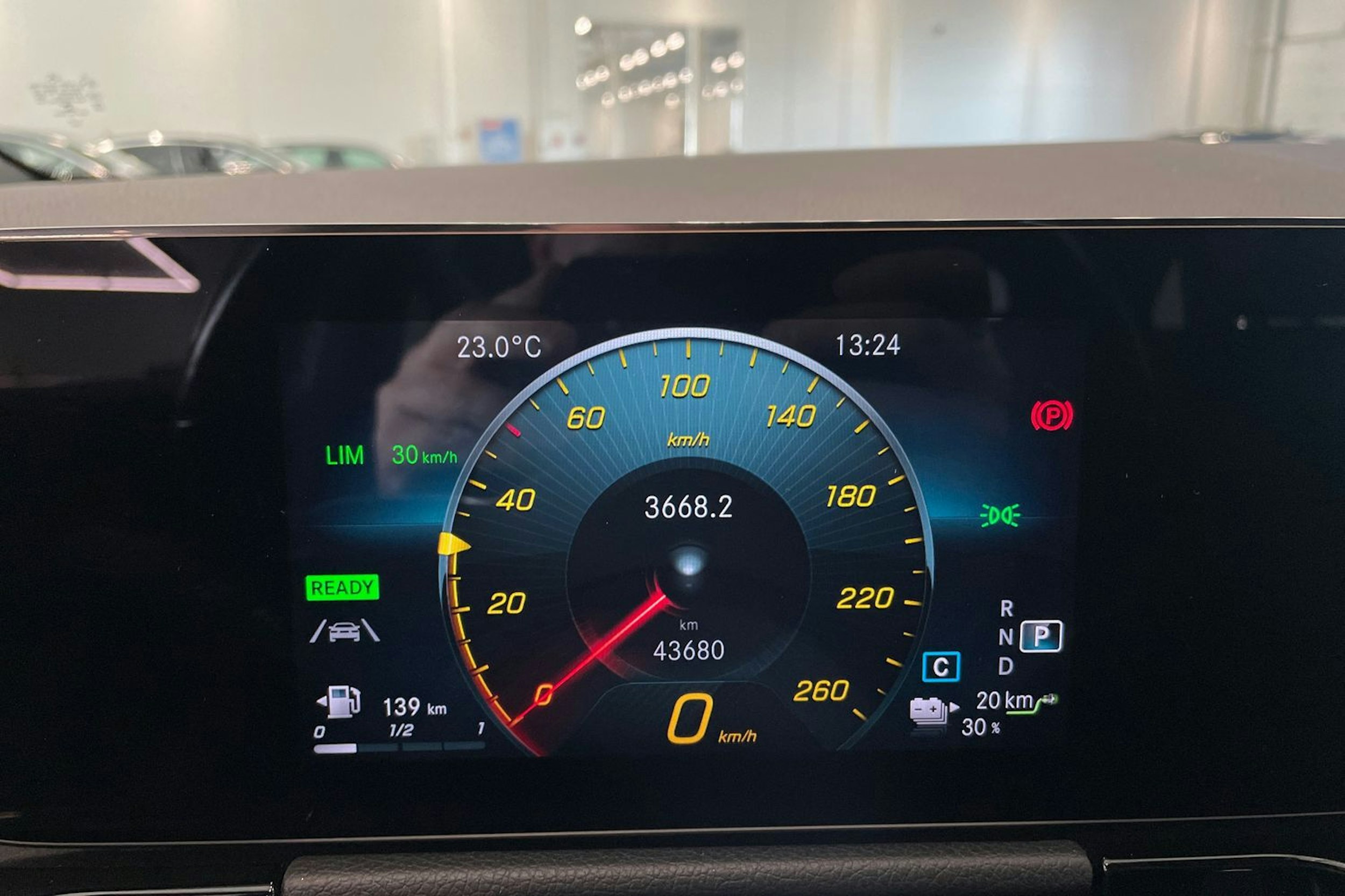 valkoinen Mercedes-Benz GLA 2023 kuva 19.