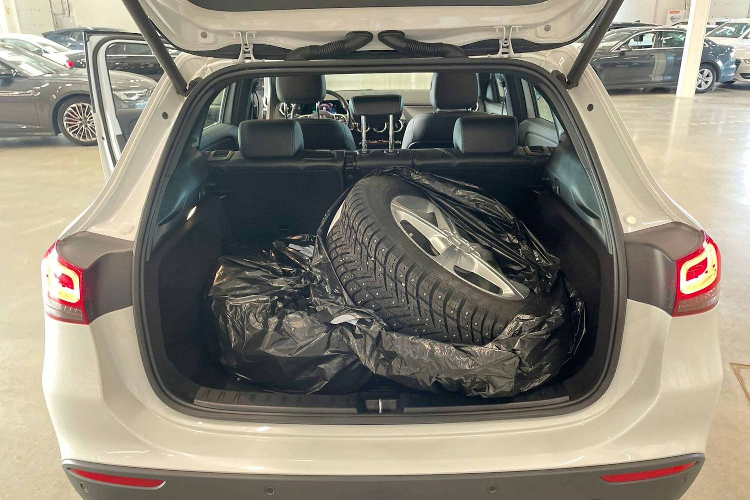 valkoinen Mercedes-Benz GLA 2023 kuva 35.