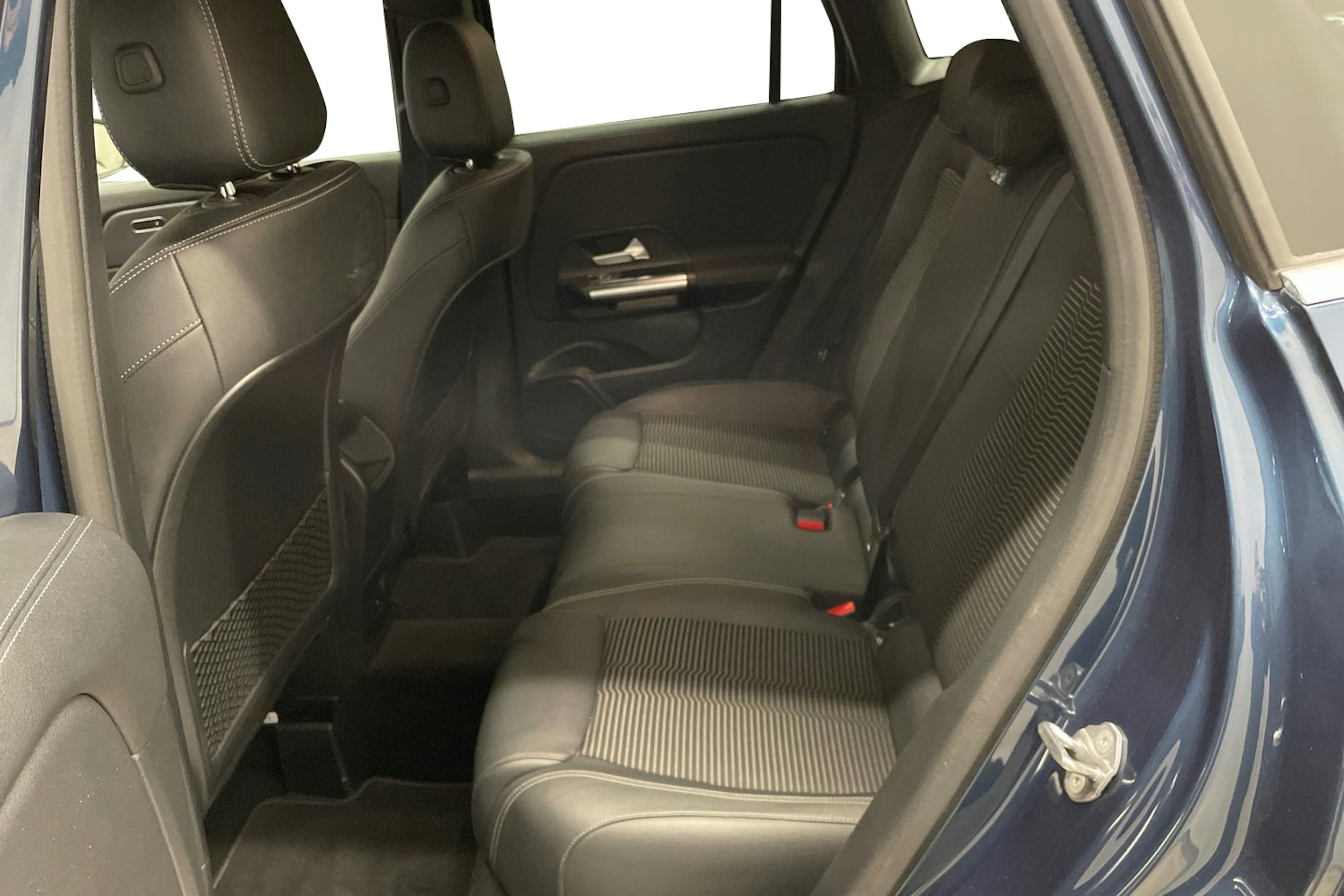 Sininen Mercedes-Benz GLA 2023 kuva 10.