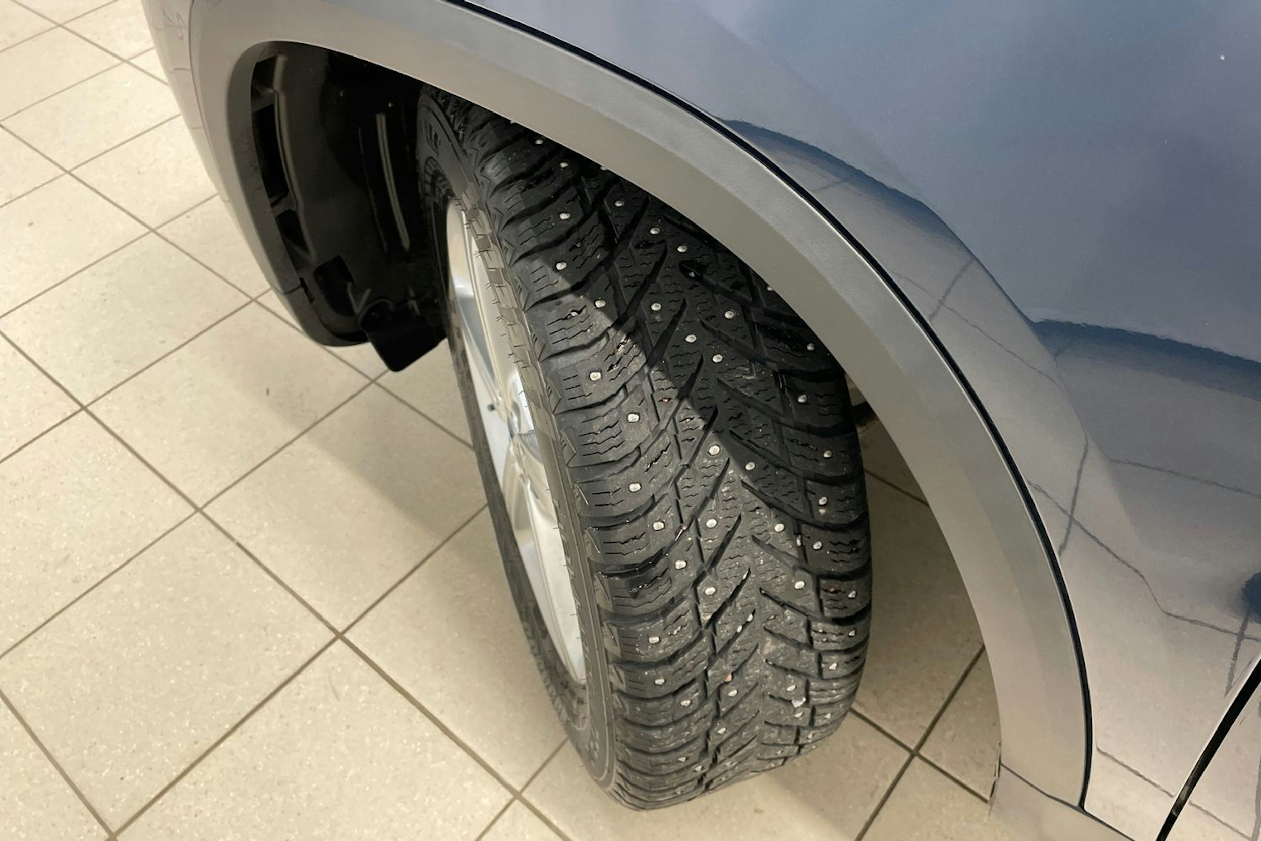 Sininen Mercedes-Benz GLA 2023 kuva 13.