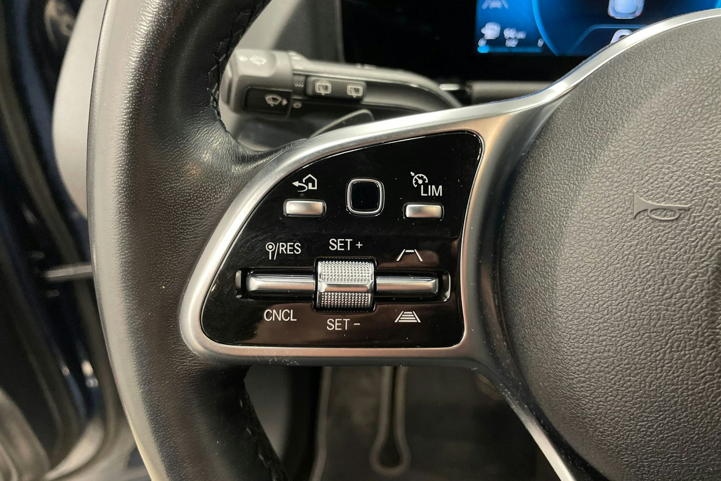 Sininen Mercedes-Benz GLA 2023 kuva 16.