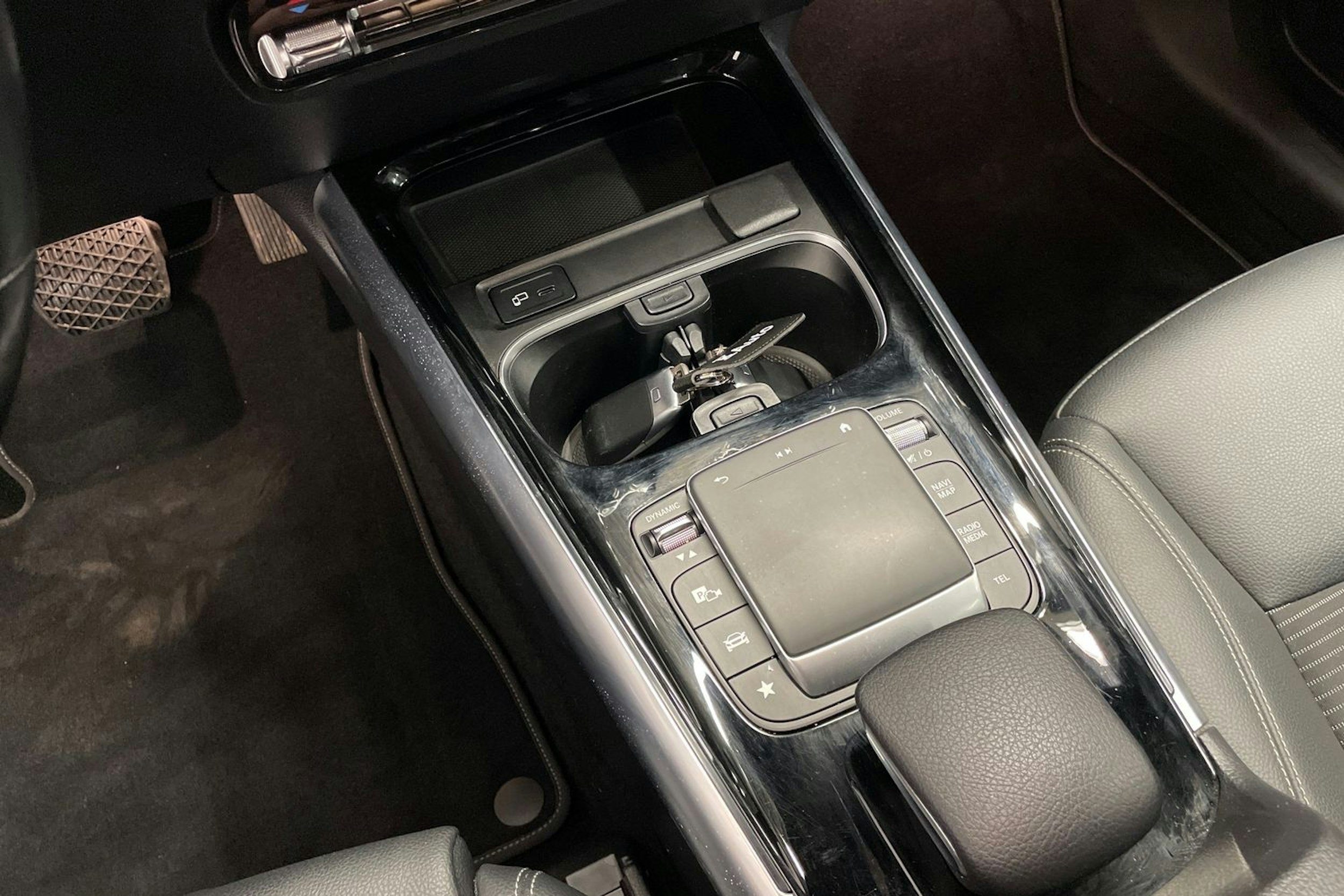 Sininen Mercedes-Benz GLA 2023 kuva 17.