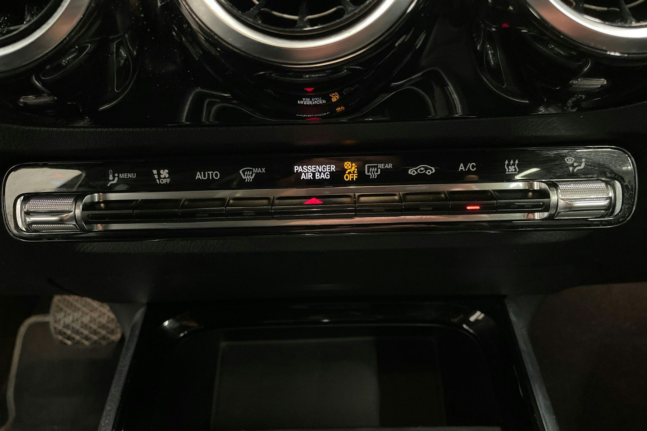 Sininen Mercedes-Benz GLA 2023 kuva 18.