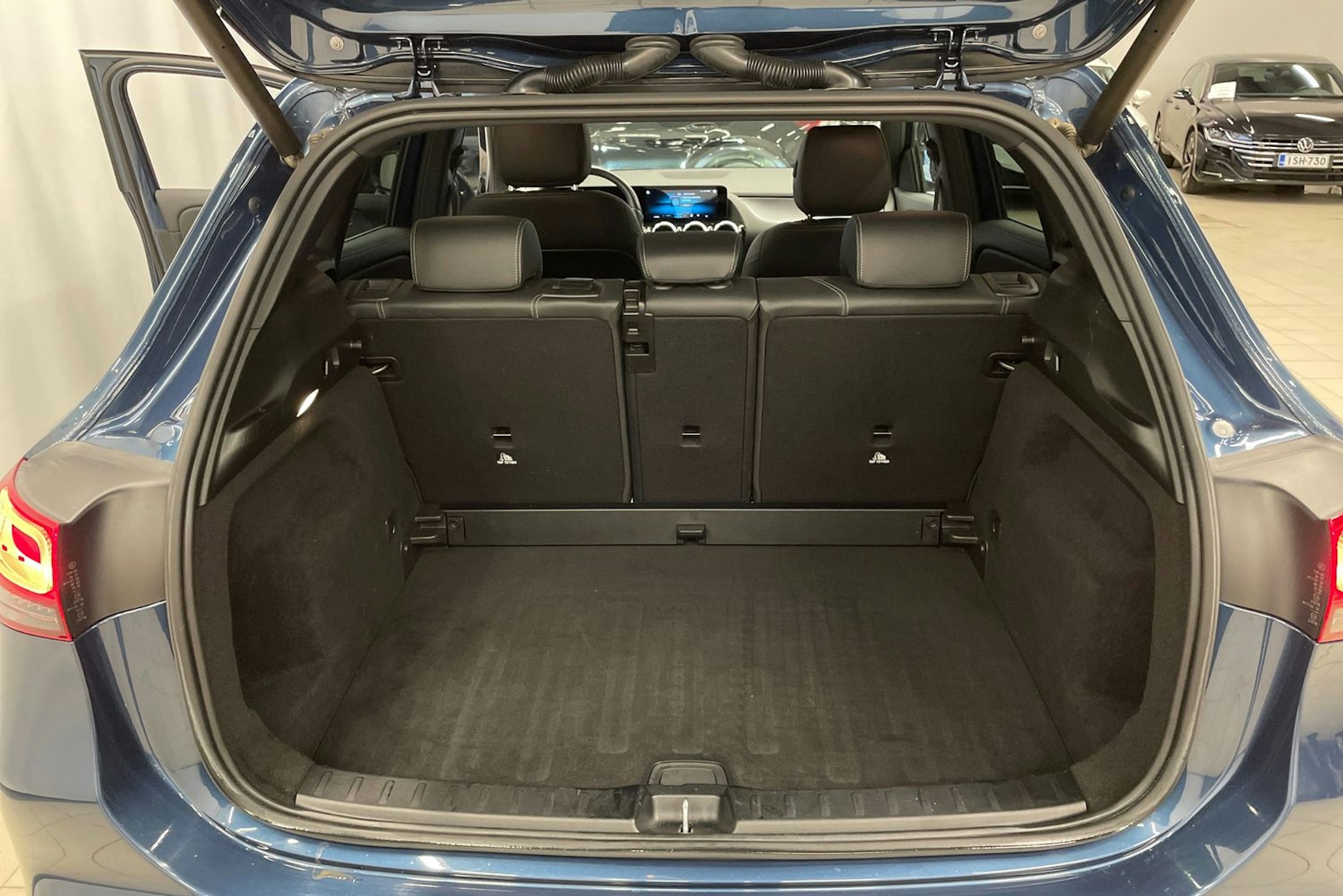 Sininen Mercedes-Benz GLA 2023 kuva 22.