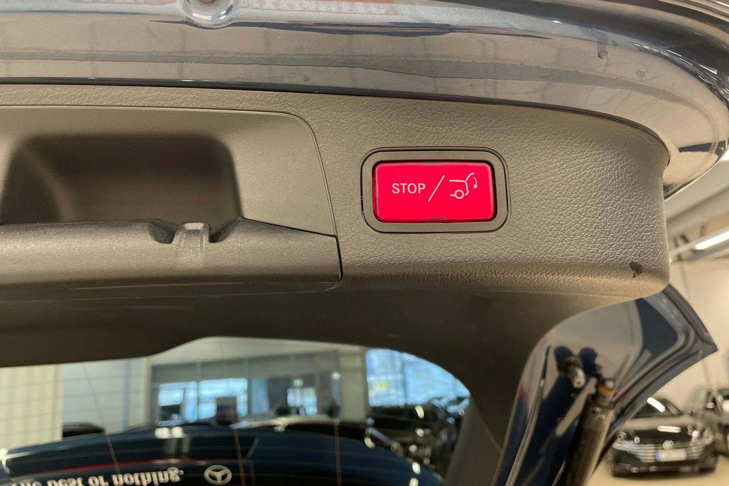 Sininen Mercedes-Benz GLA 2023 kuva 23.