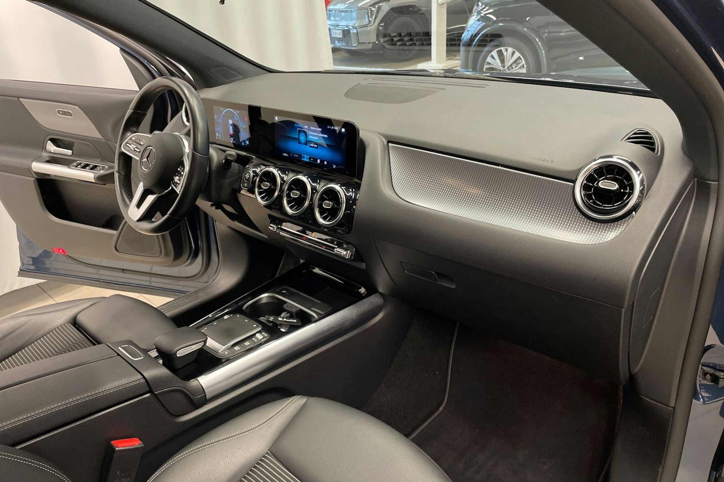 Sininen Mercedes-Benz GLA 2023 kuva 26.