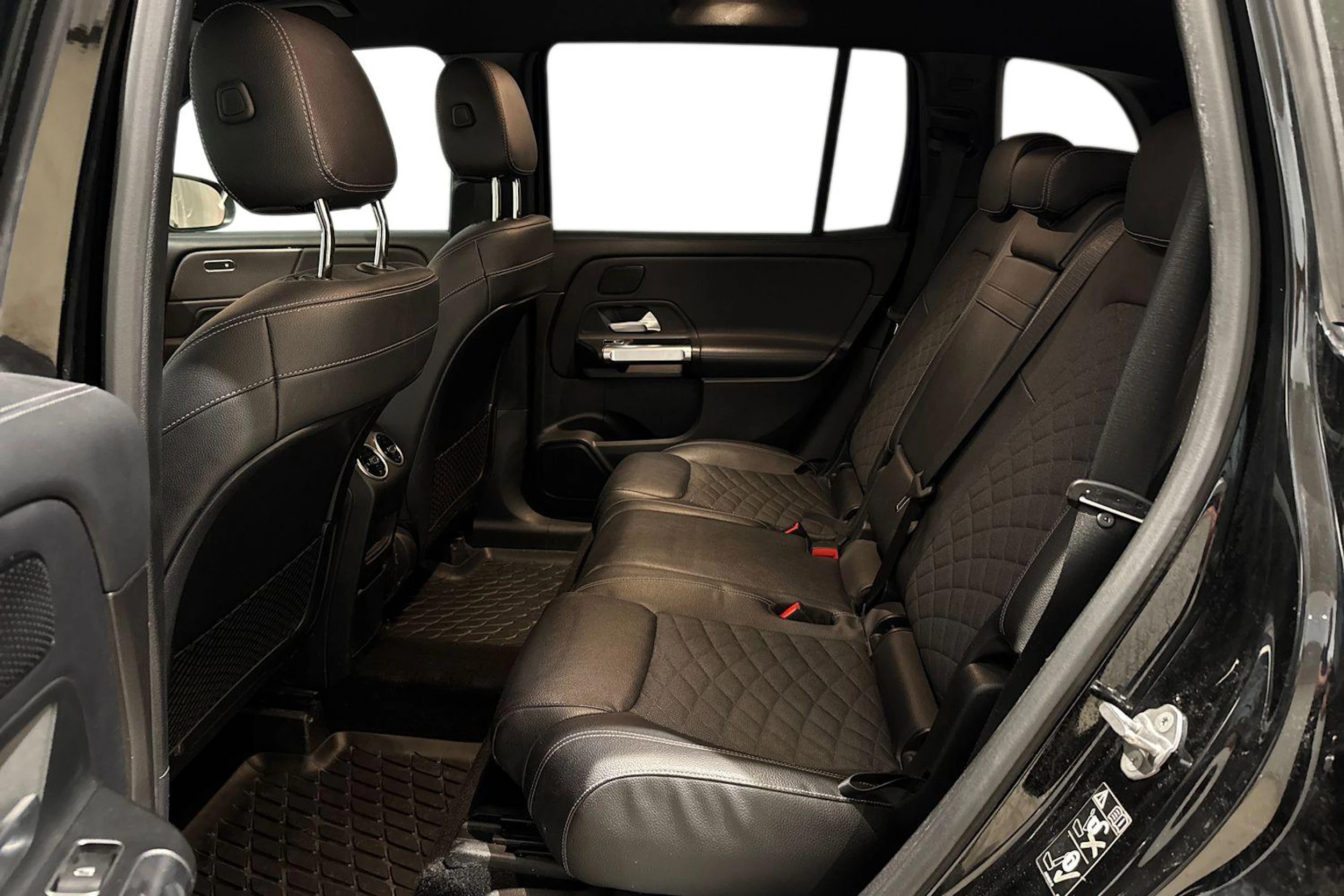musta Mercedes-Benz GLB 2020 kuva 8.