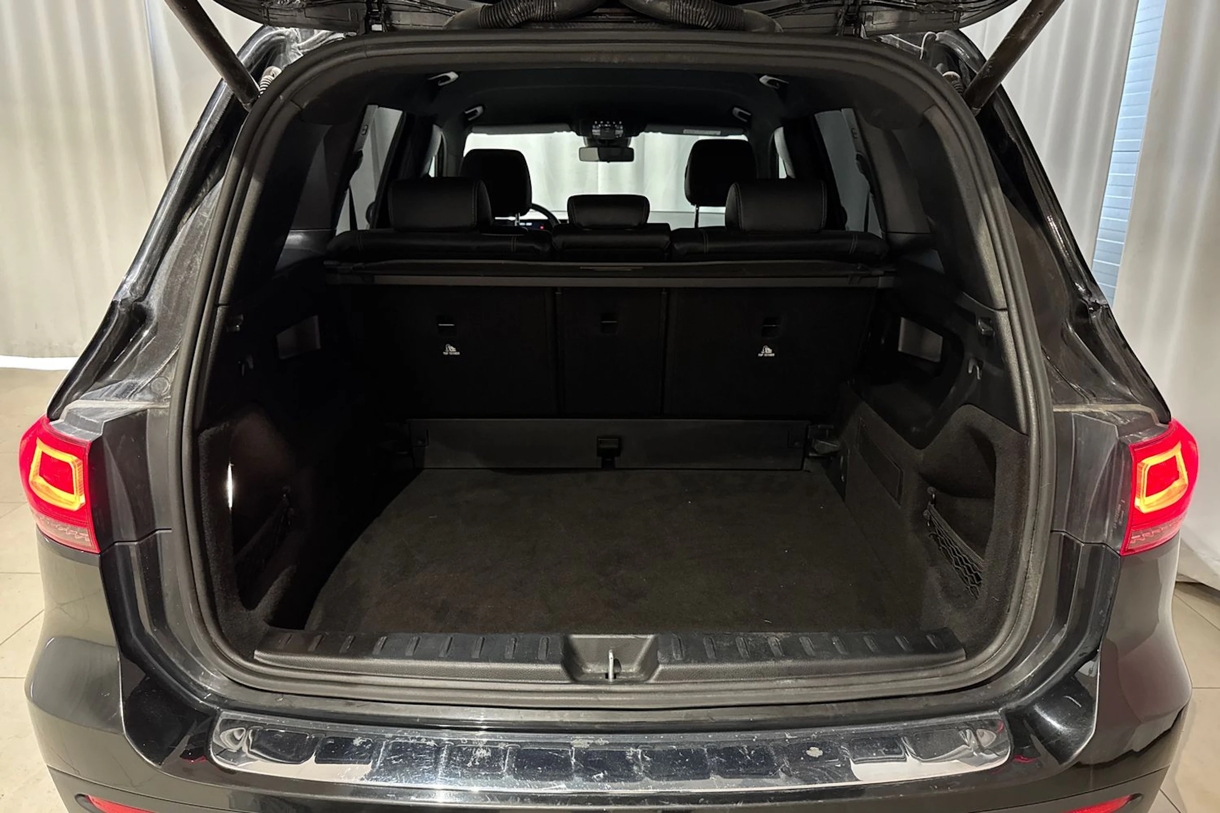 musta Mercedes-Benz GLB 2020 kuva 12.
