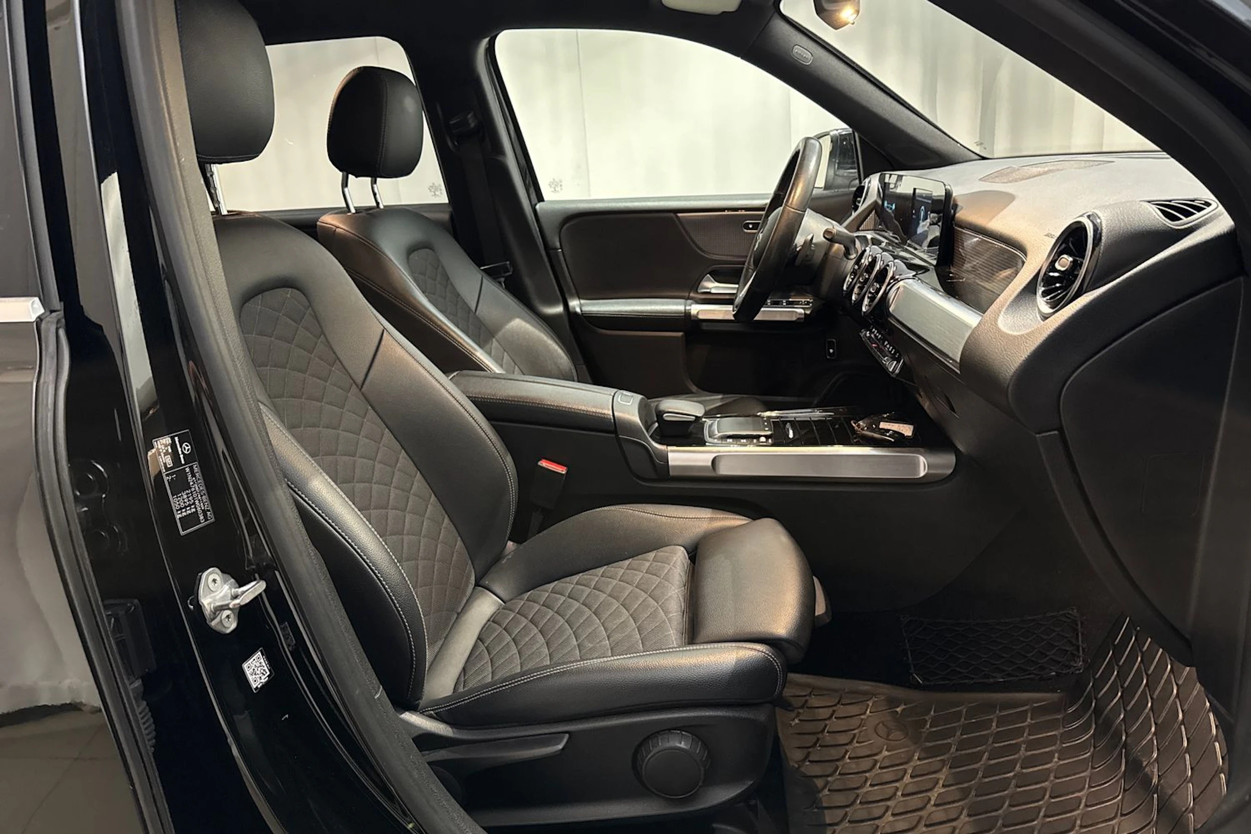 musta Mercedes-Benz GLB 2020 kuva 14.