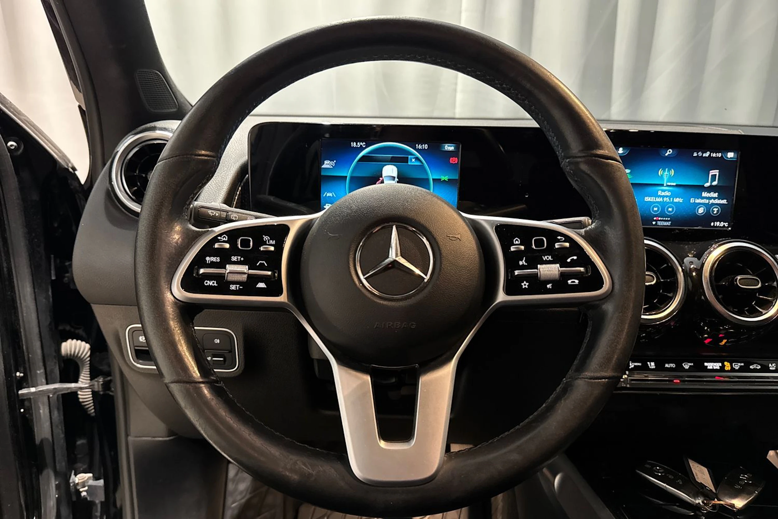 musta Mercedes-Benz GLB 2020 kuva 15.