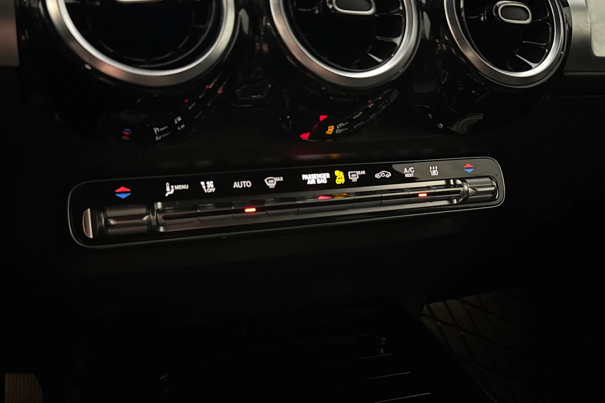 musta Mercedes-Benz GLB 2020 kuva 23.