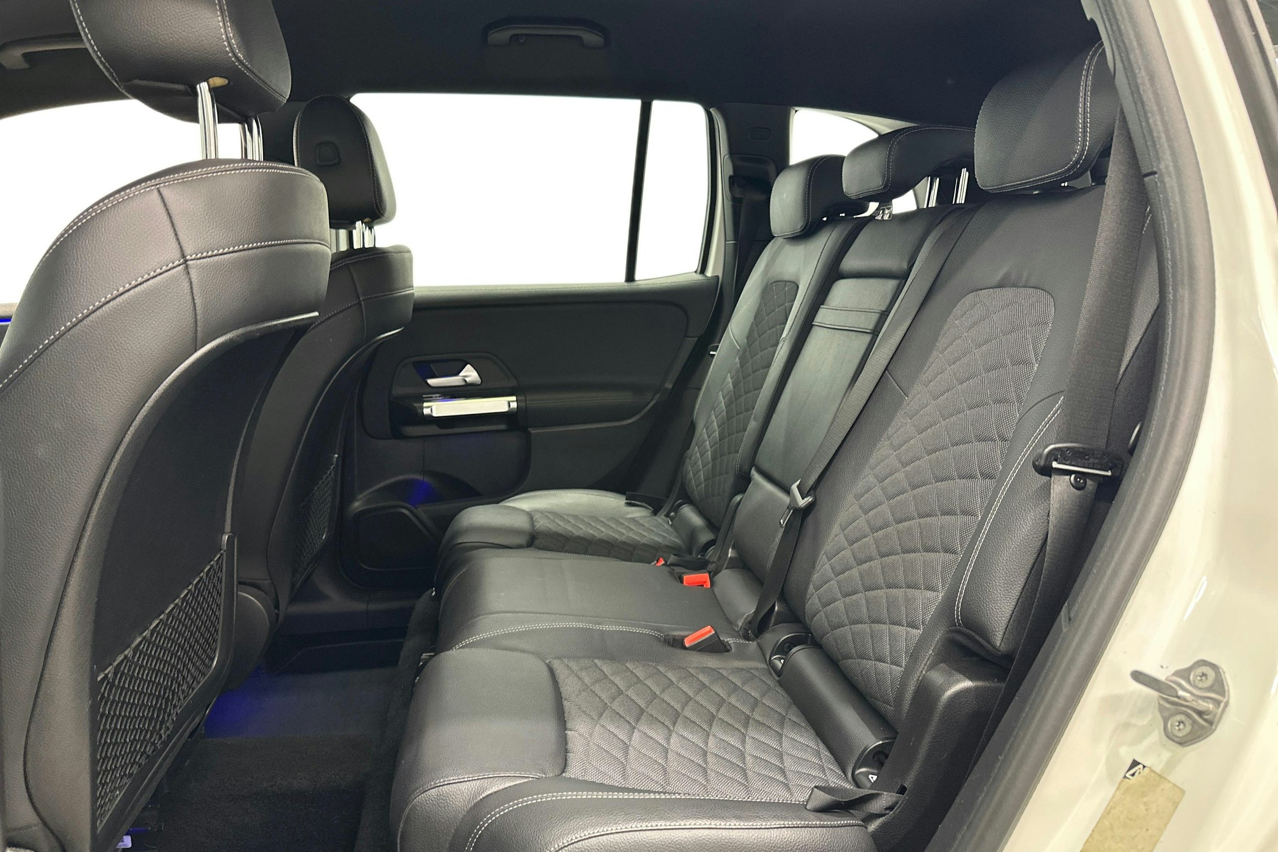 valkoinen Mercedes-Benz GLB 2020 kuva 11.