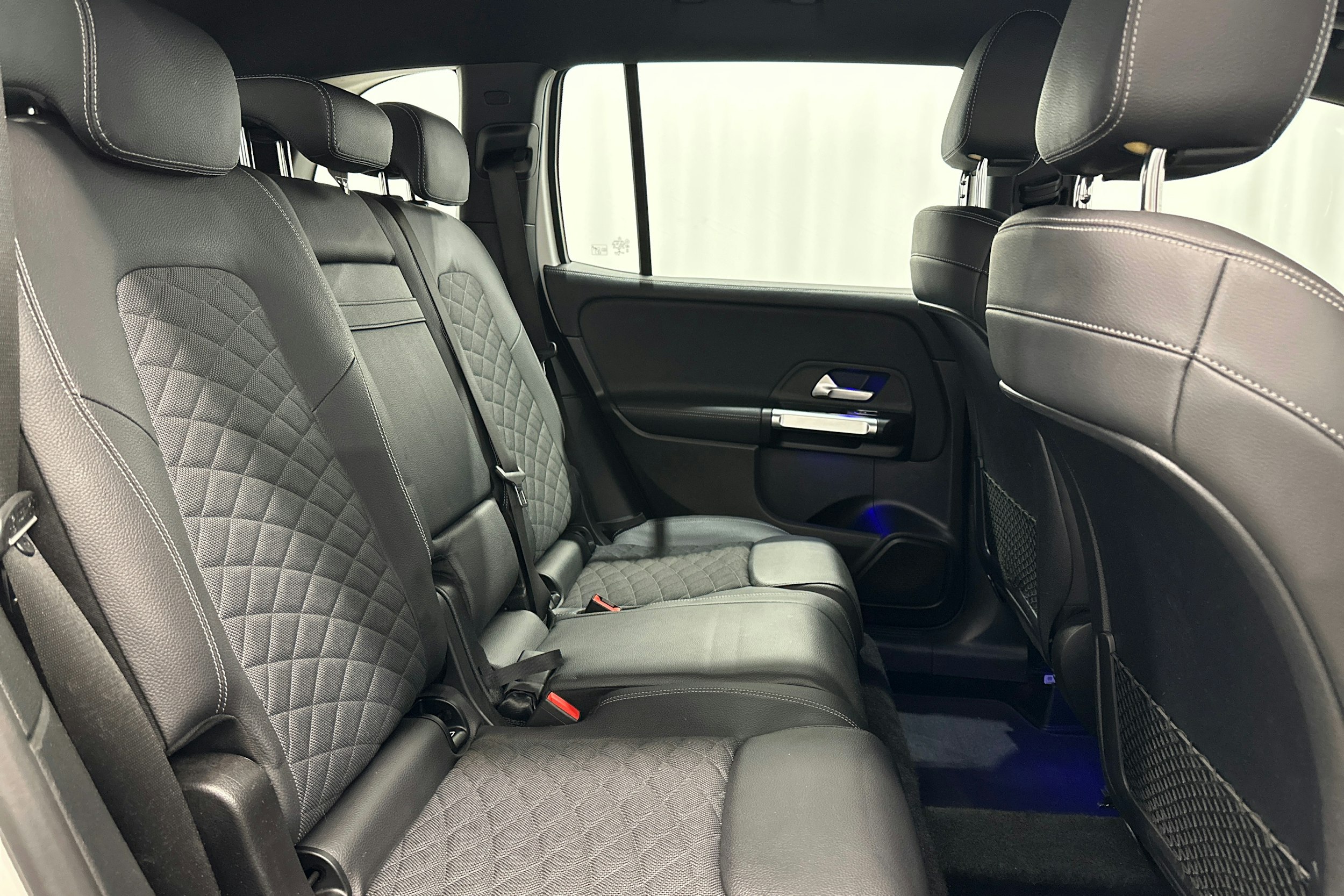 valkoinen Mercedes-Benz GLB 2020 kuva 13.