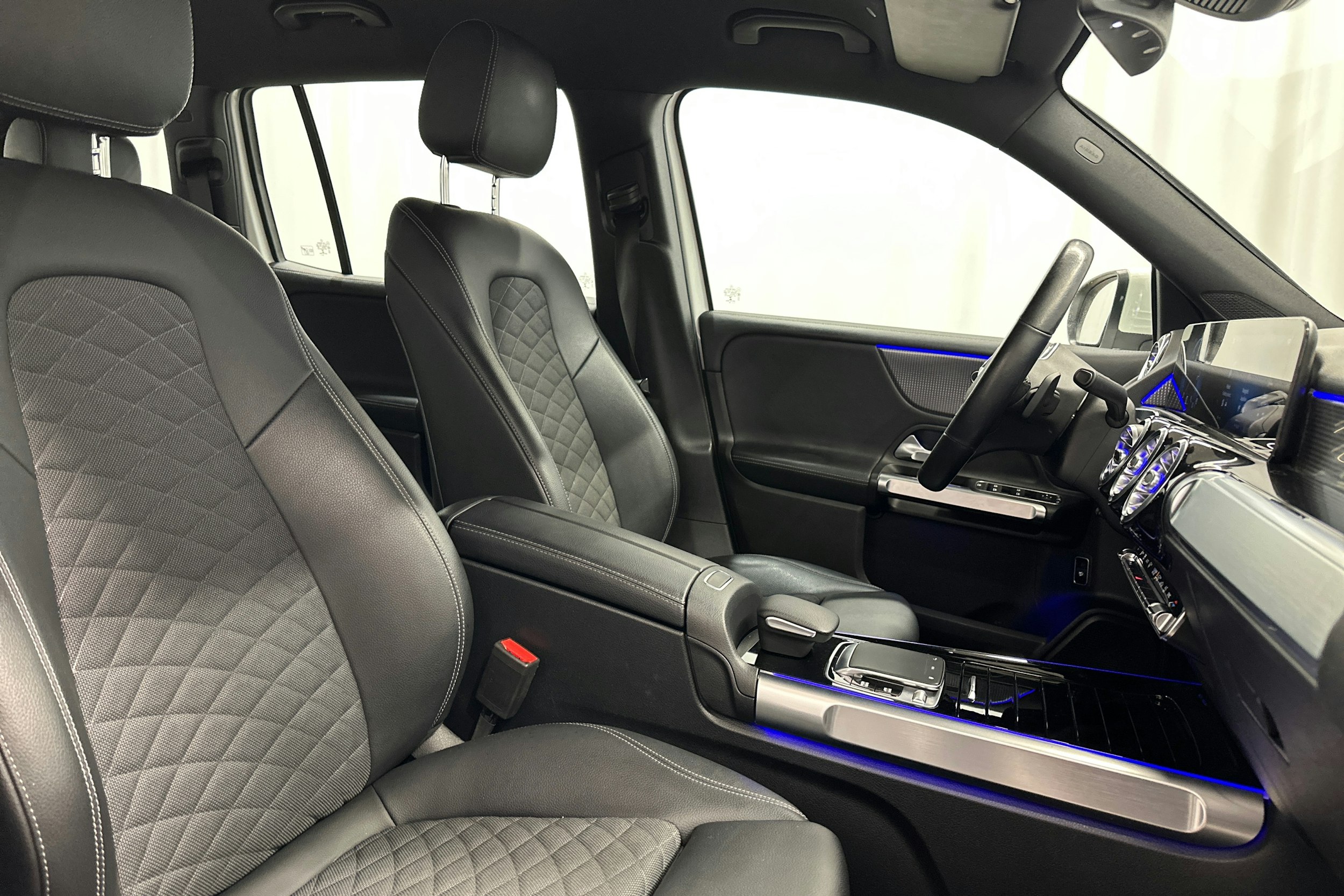 valkoinen Mercedes-Benz GLB 2020 kuva 15.