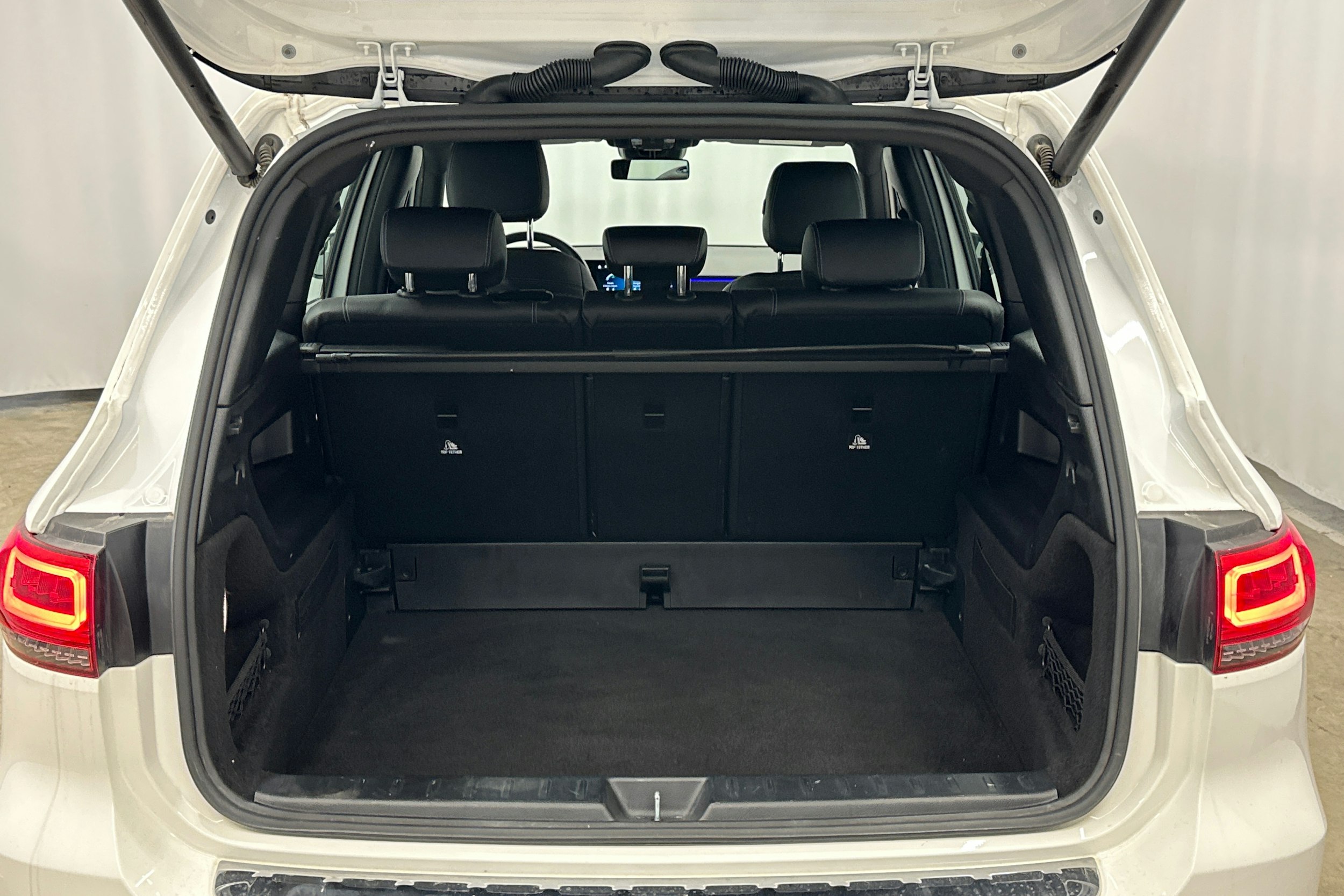 valkoinen Mercedes-Benz GLB 2020 kuva 16.