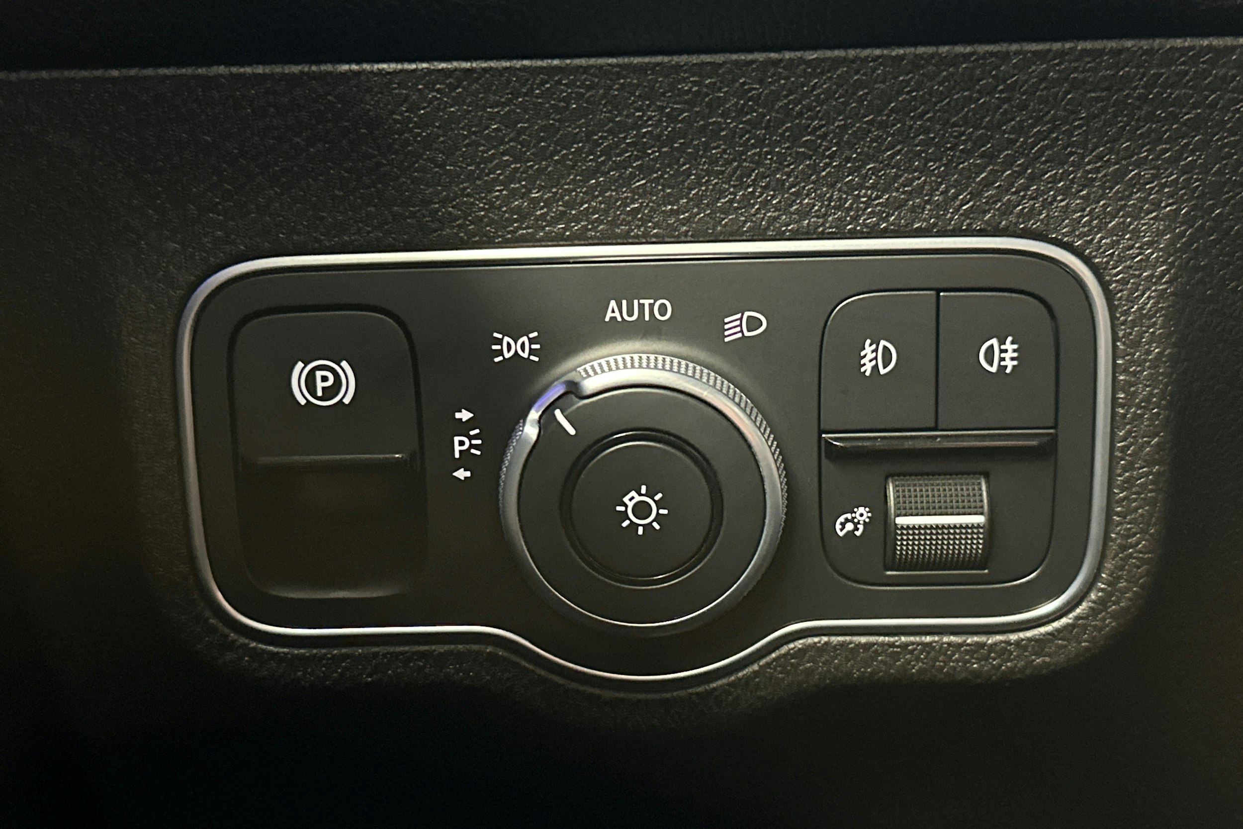 valkoinen Mercedes-Benz GLB 2020 kuva 18.