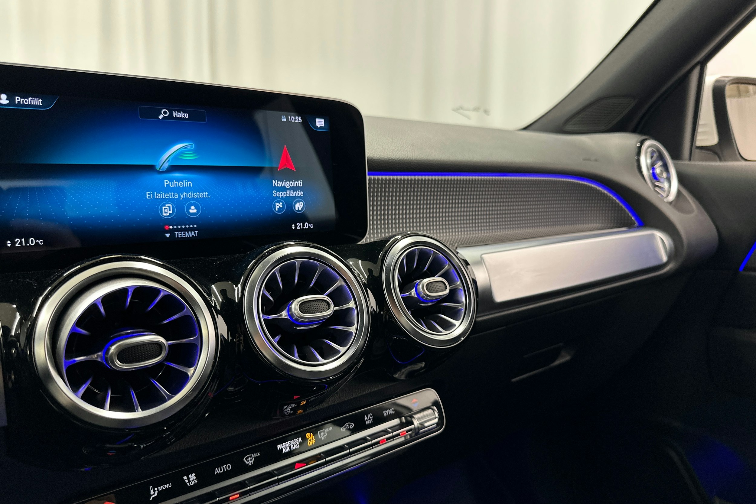 valkoinen Mercedes-Benz GLB 2020 kuva 30.