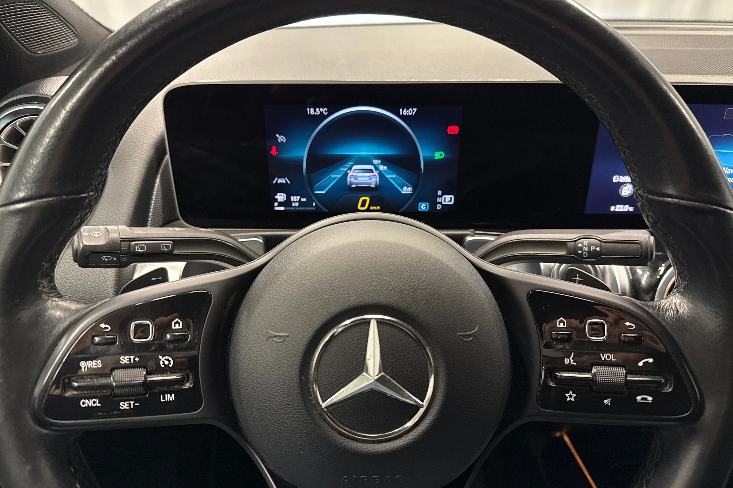 harmaa Mercedes-Benz GLB 2020 kuva 18.