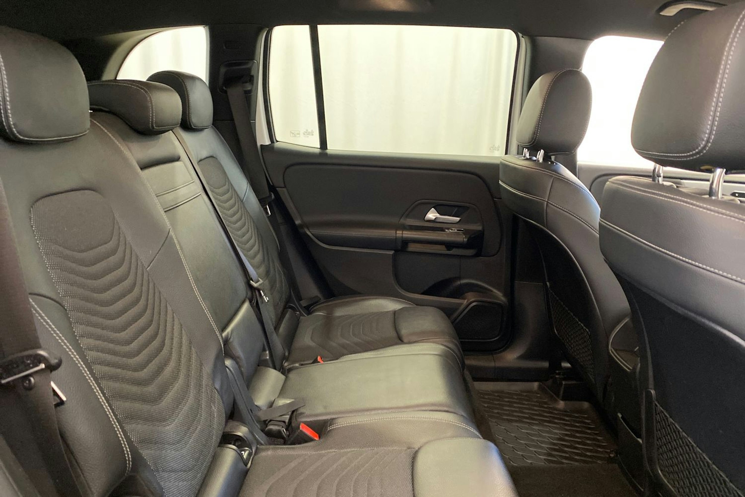 valkoinen Mercedes-Benz GLB 2020 kuva 14.