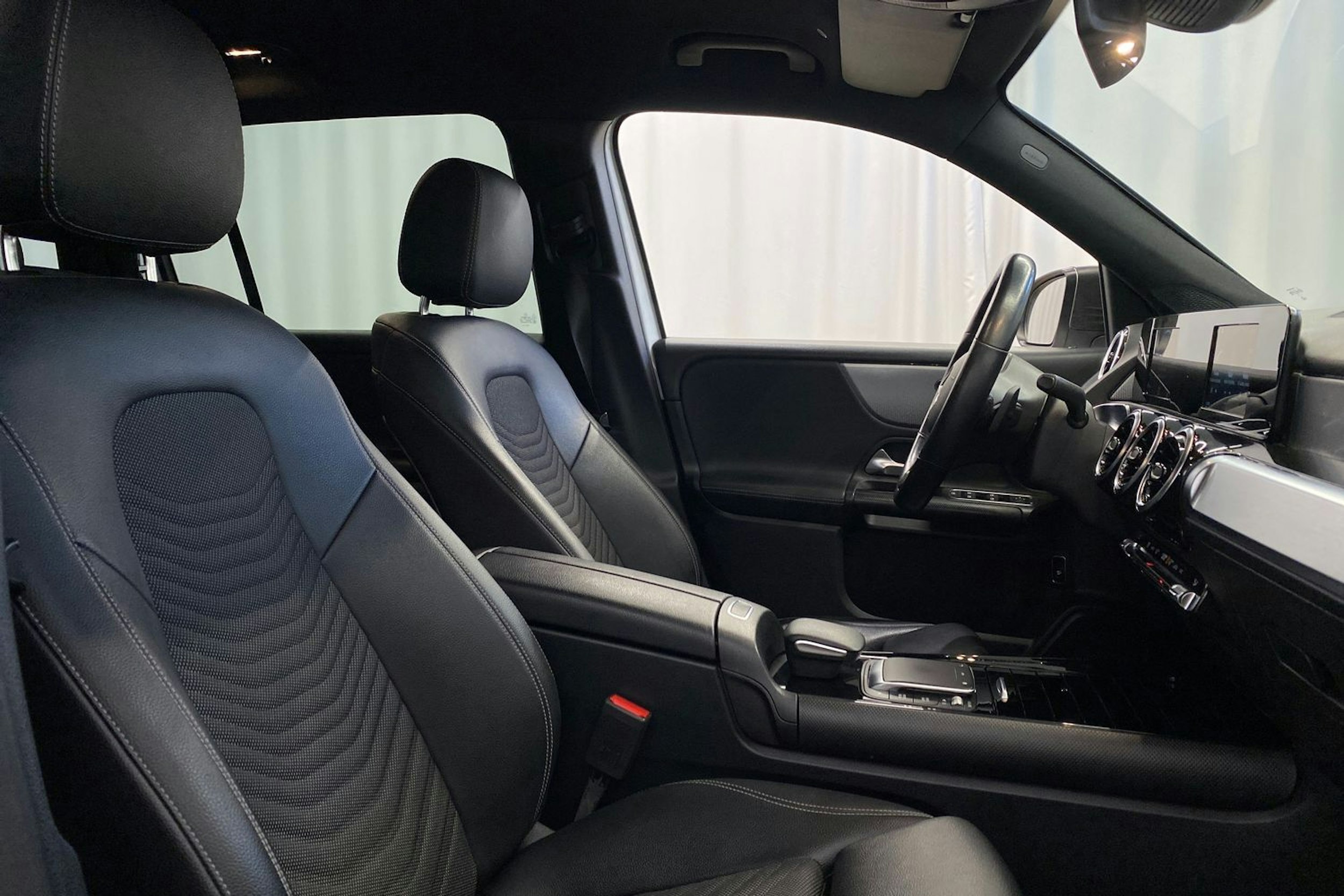 valkoinen Mercedes-Benz GLB 2020 kuva 15.