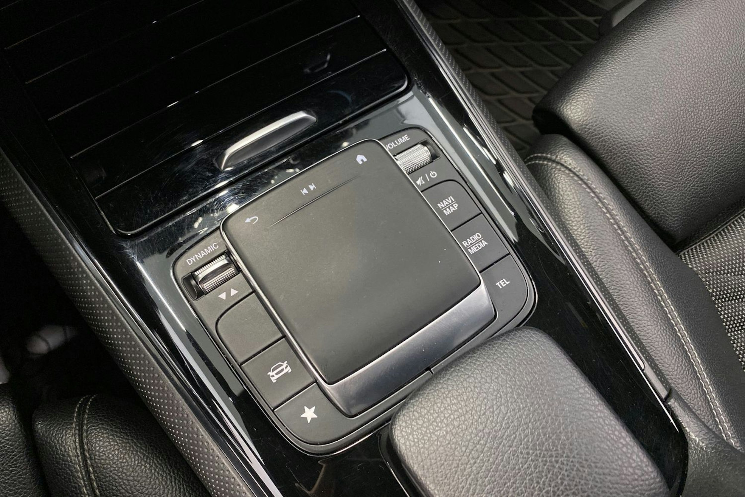 valkoinen Mercedes-Benz GLB 2020 kuva 26.