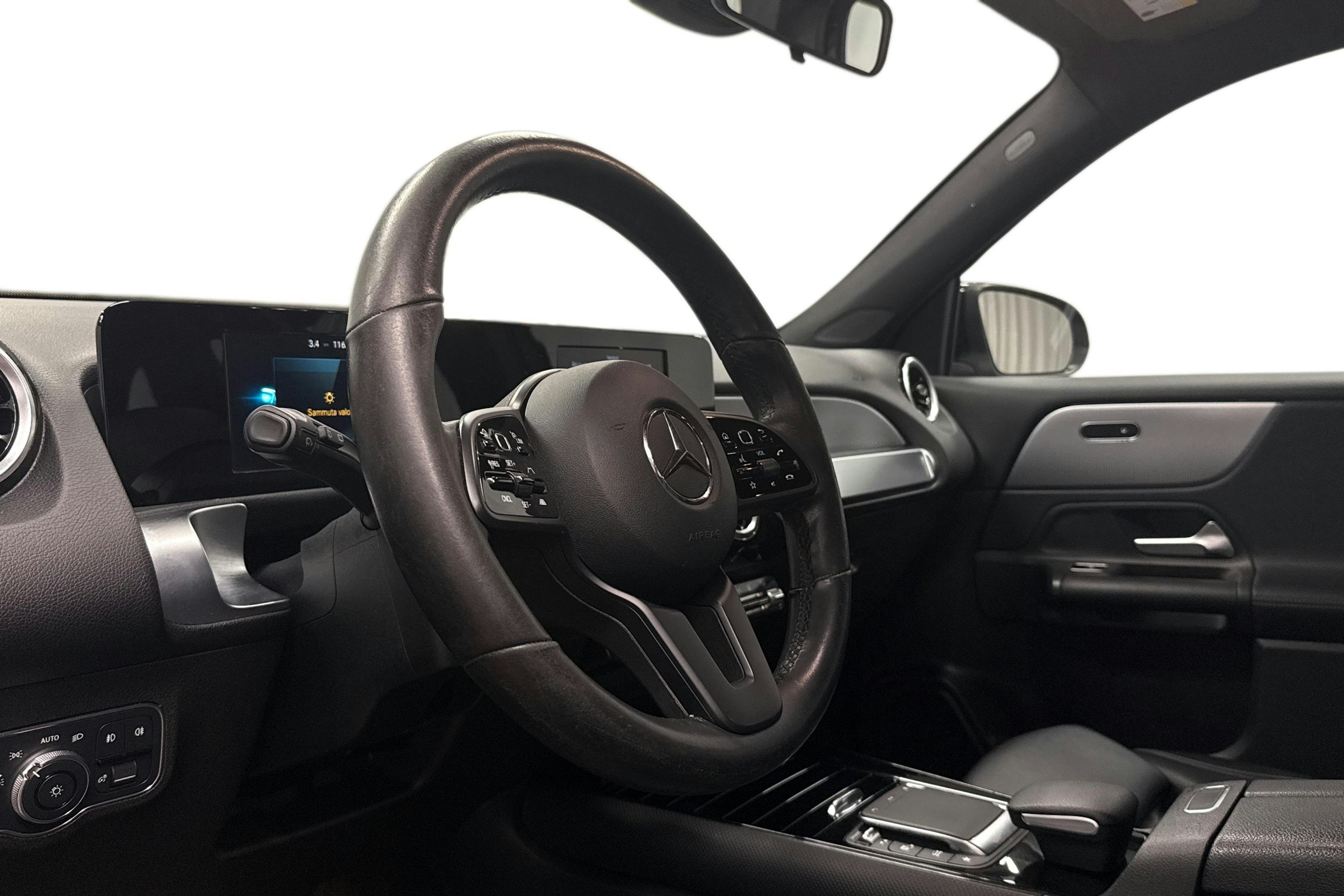 musta Mercedes-Benz GLB 2021 kuva 7.