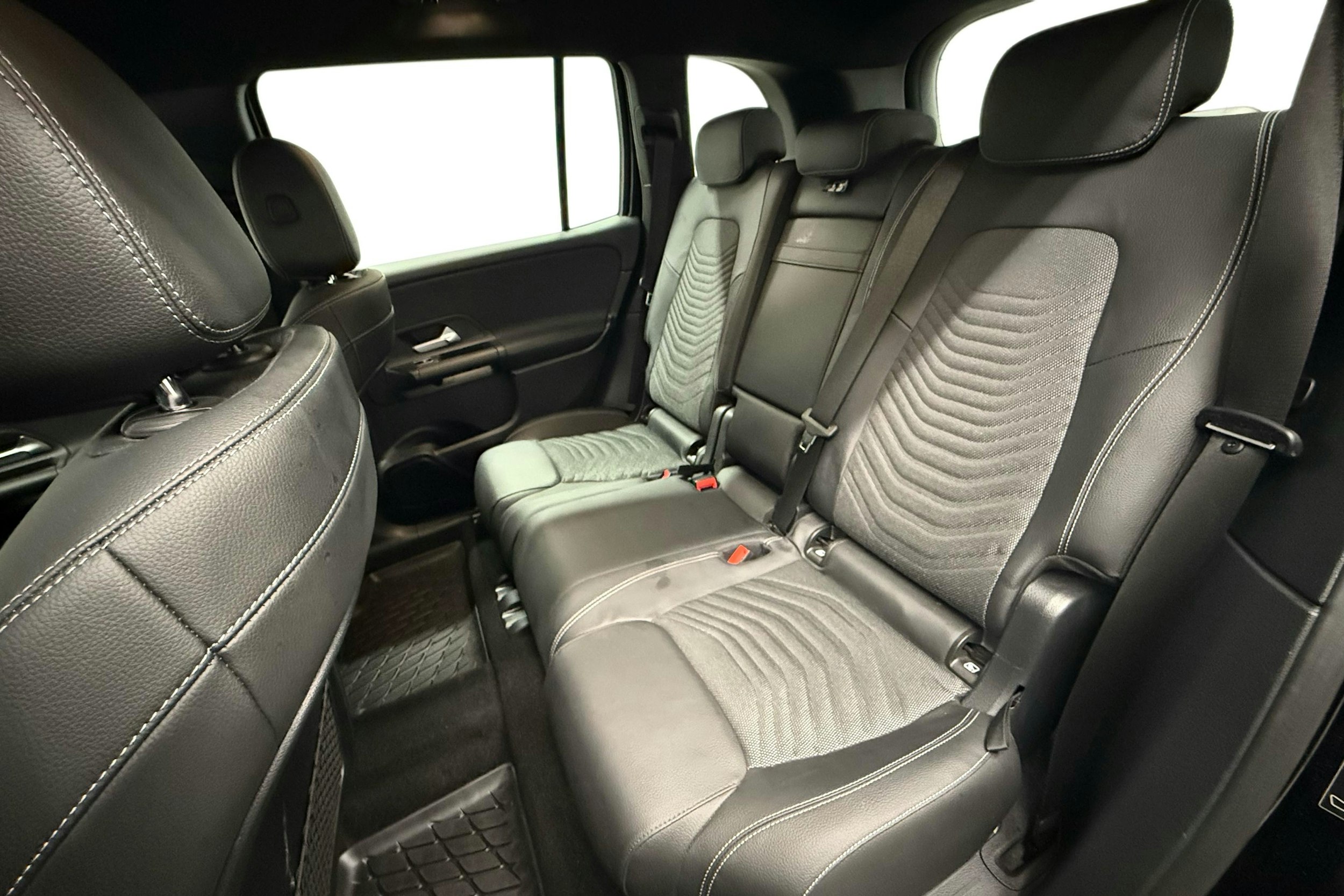 musta Mercedes-Benz GLB 2021 kuva 10.