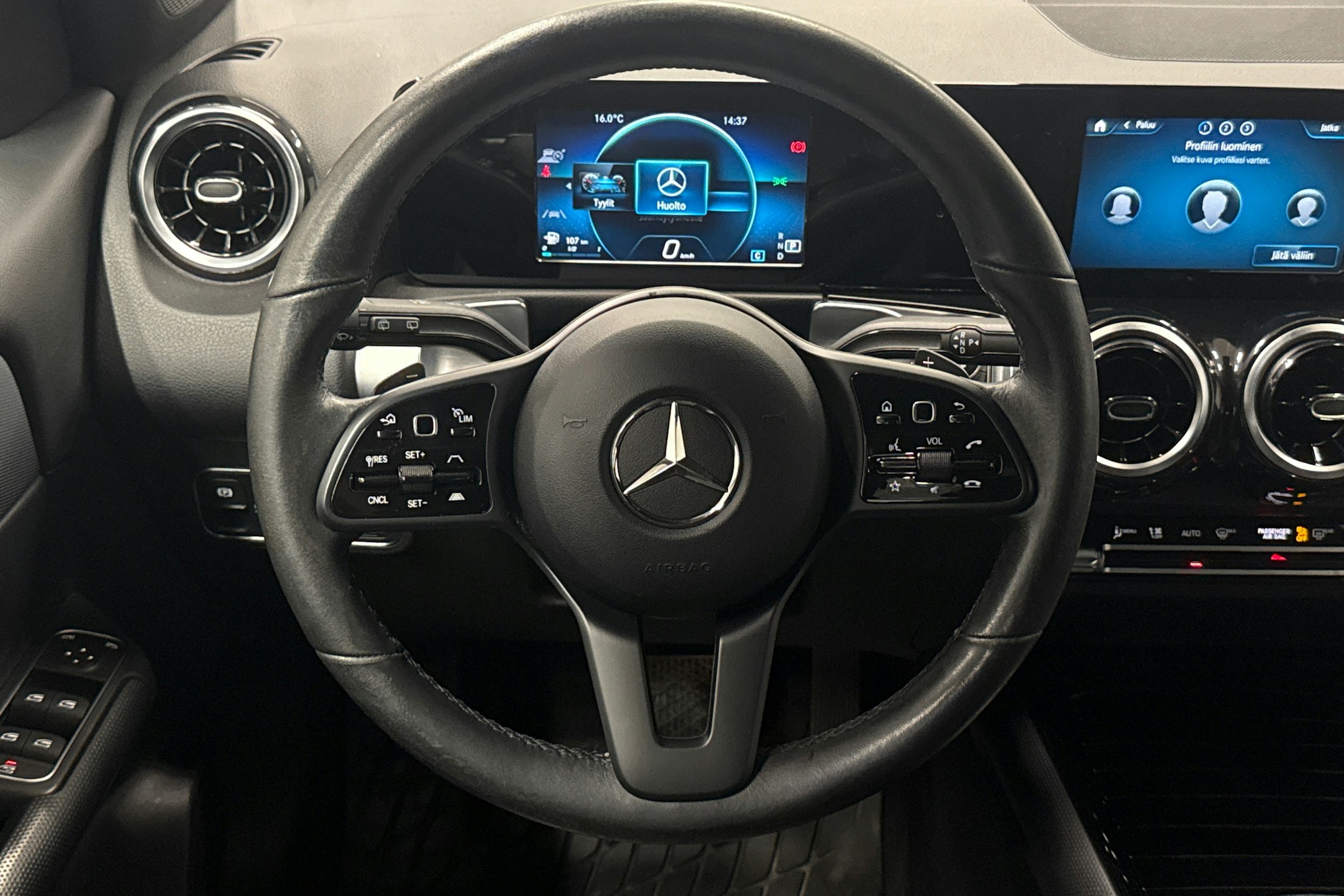 musta Mercedes-Benz GLB 2021 kuva 14.