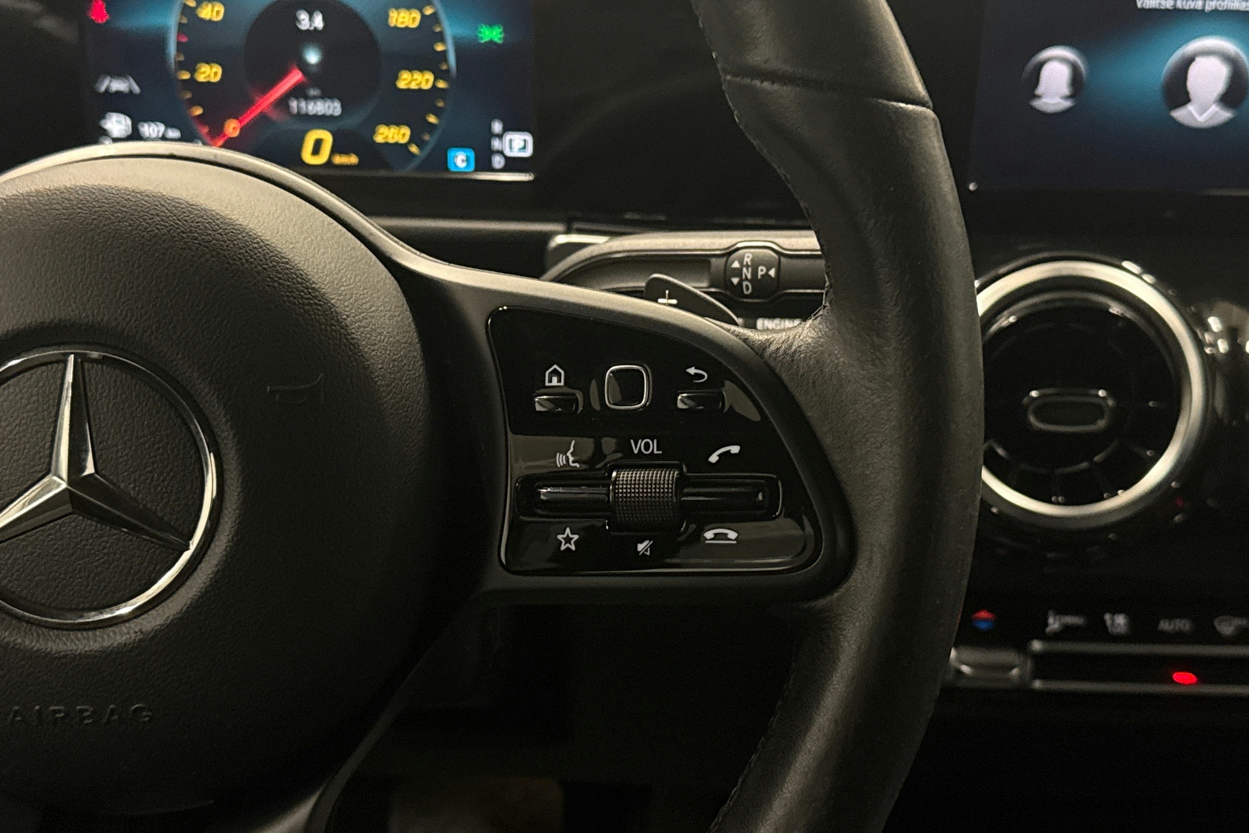 musta Mercedes-Benz GLB 2021 kuva 17.