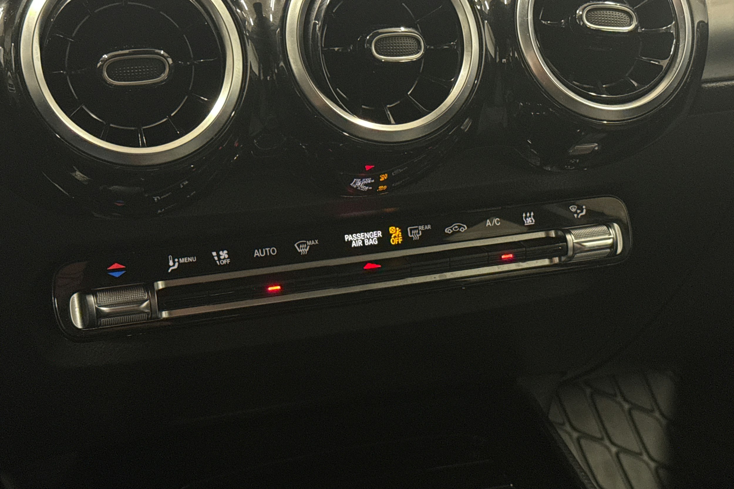 musta Mercedes-Benz GLB 2021 kuva 21.