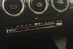 musta Mercedes-Benz GLB 2021 kuva 21.