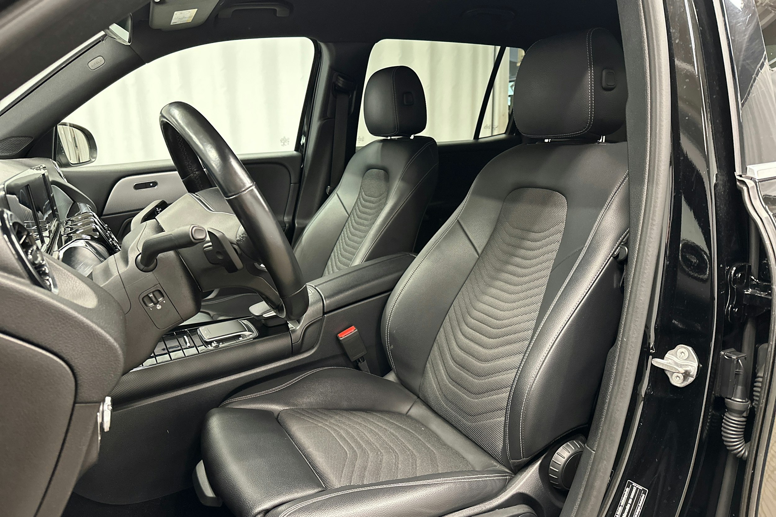 musta Mercedes-Benz GLB 2021 kuva 17.