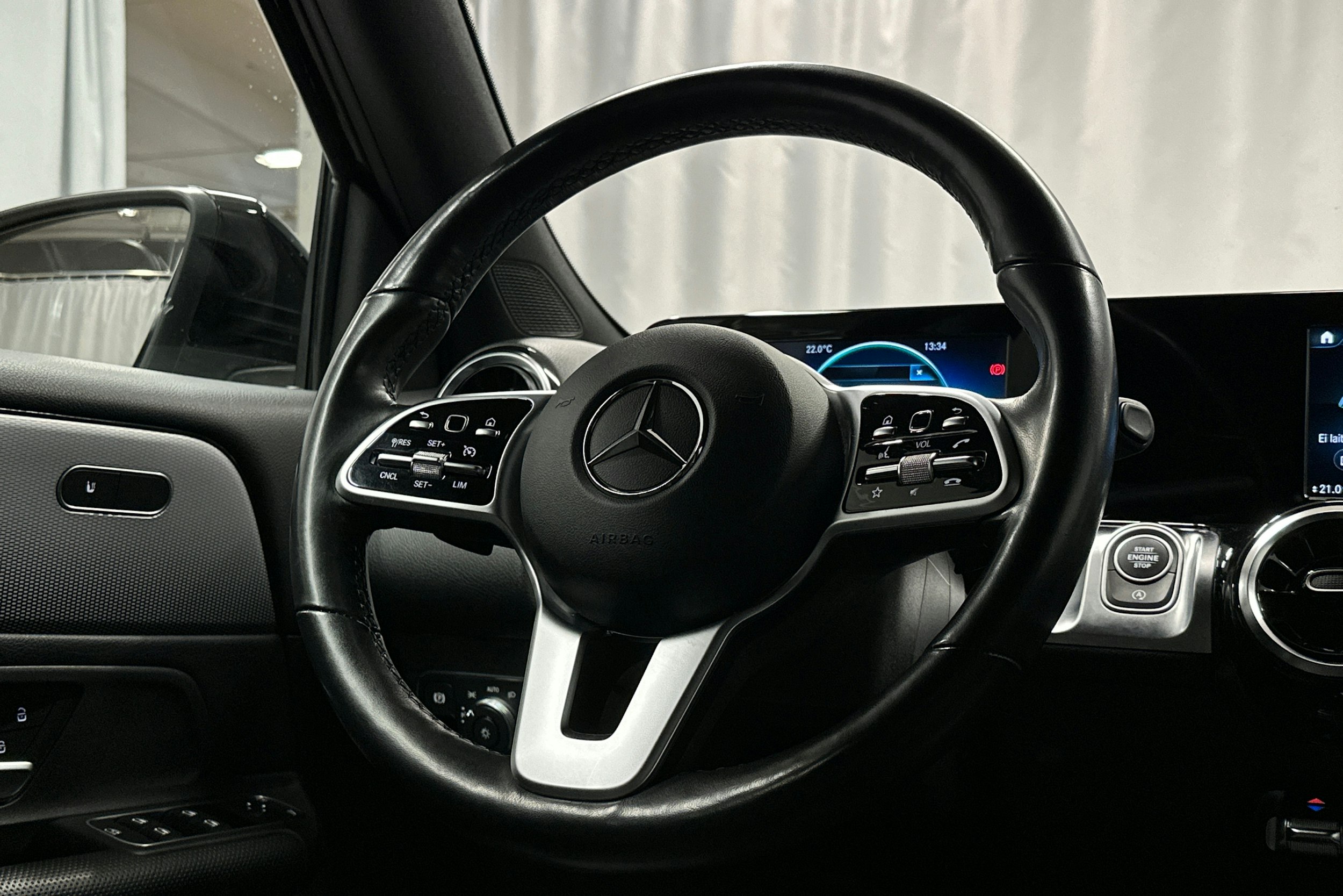 musta Mercedes-Benz GLB 2021 kuva 18.