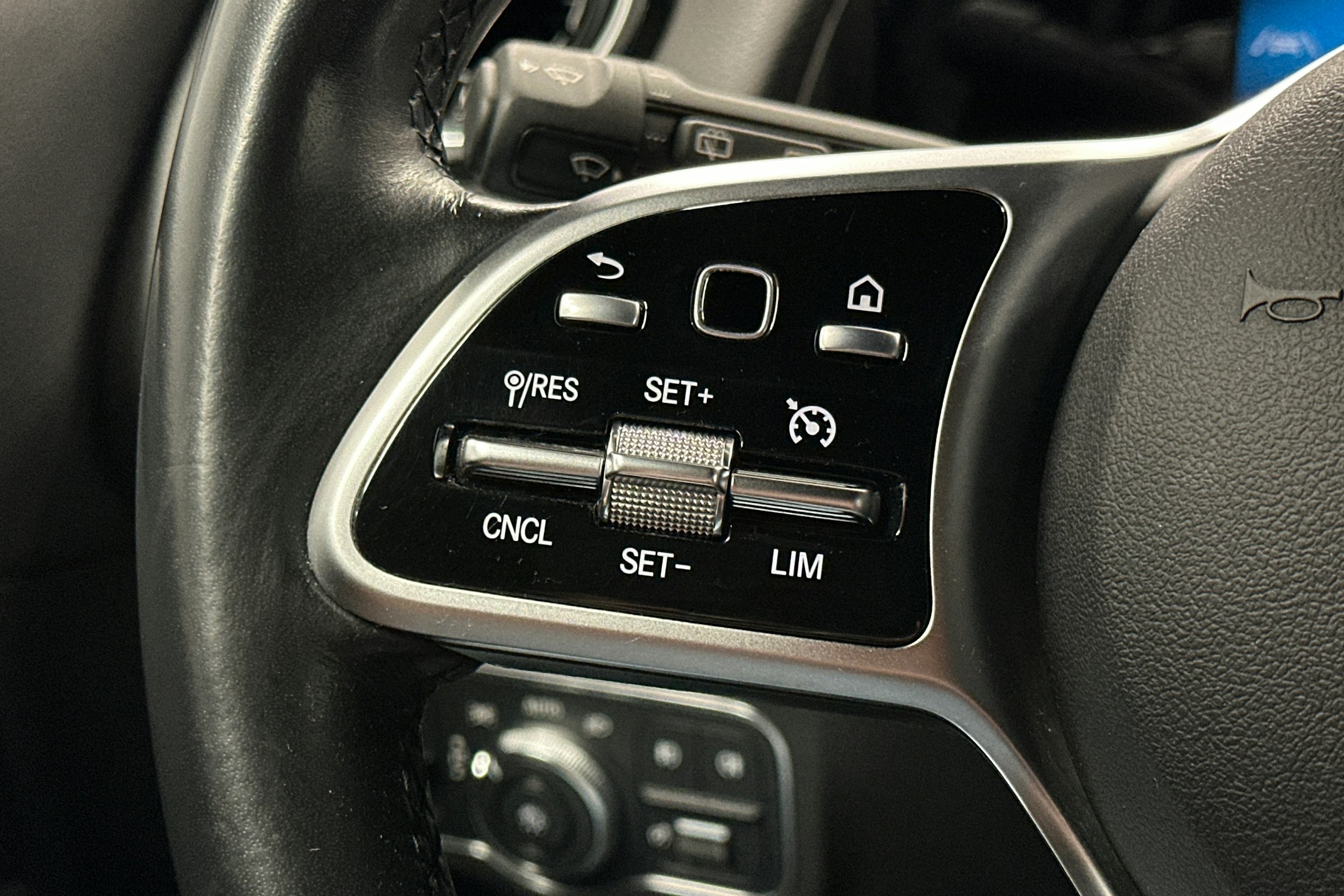 musta Mercedes-Benz GLB 2021 kuva 19.