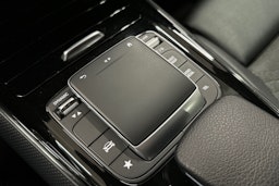 musta Mercedes-Benz GLB 2021 kuva 26.