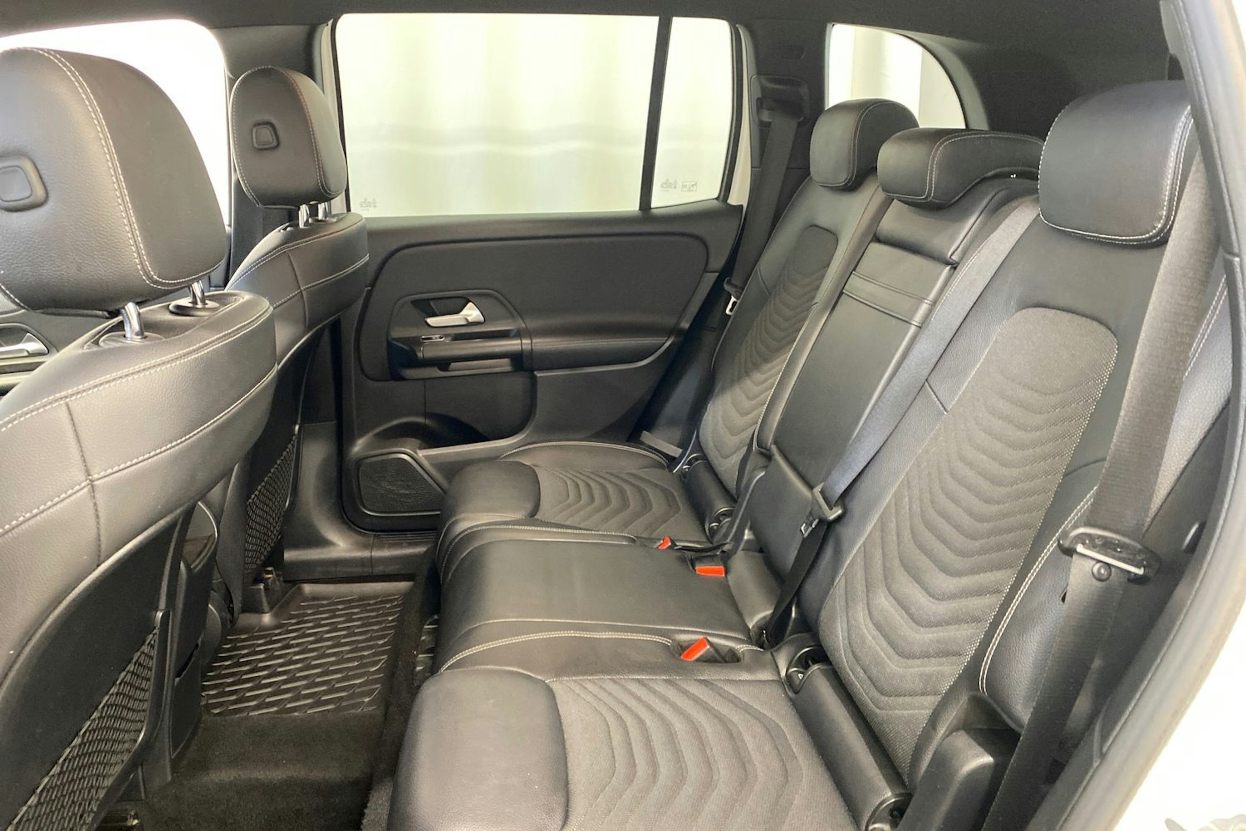valkoinen Mercedes-Benz GLB 2021 kuva 13.