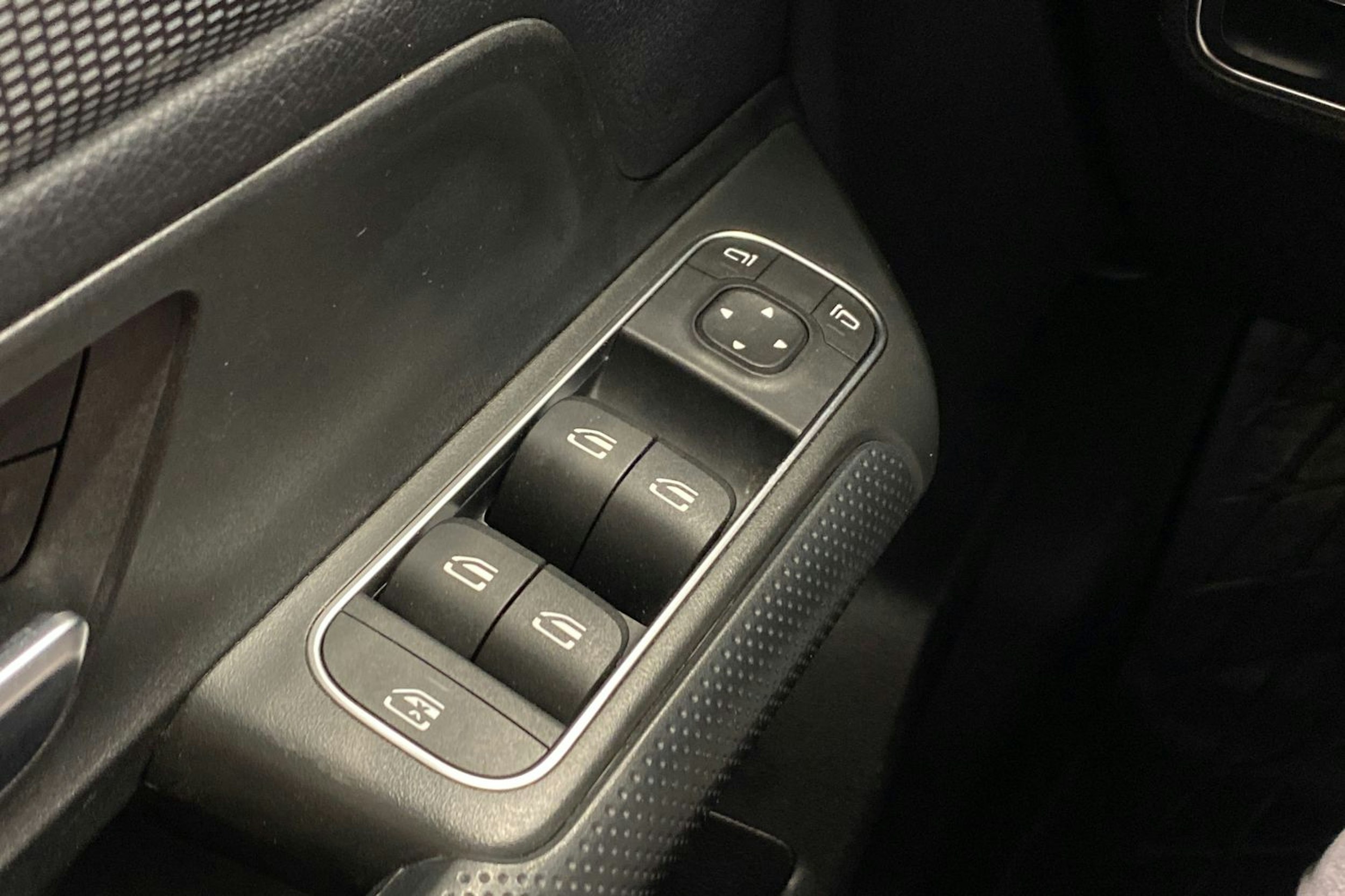 valkoinen Mercedes-Benz GLB 2021 kuva 17.