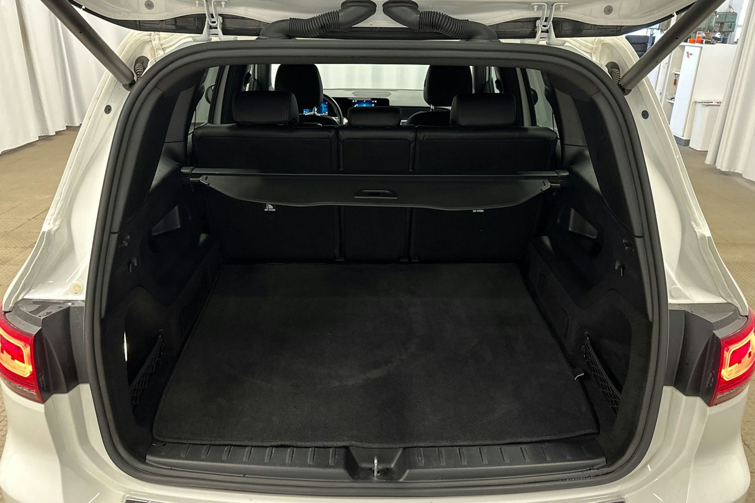 valkoinen Mercedes-Benz GLB 2021 kuva 15.