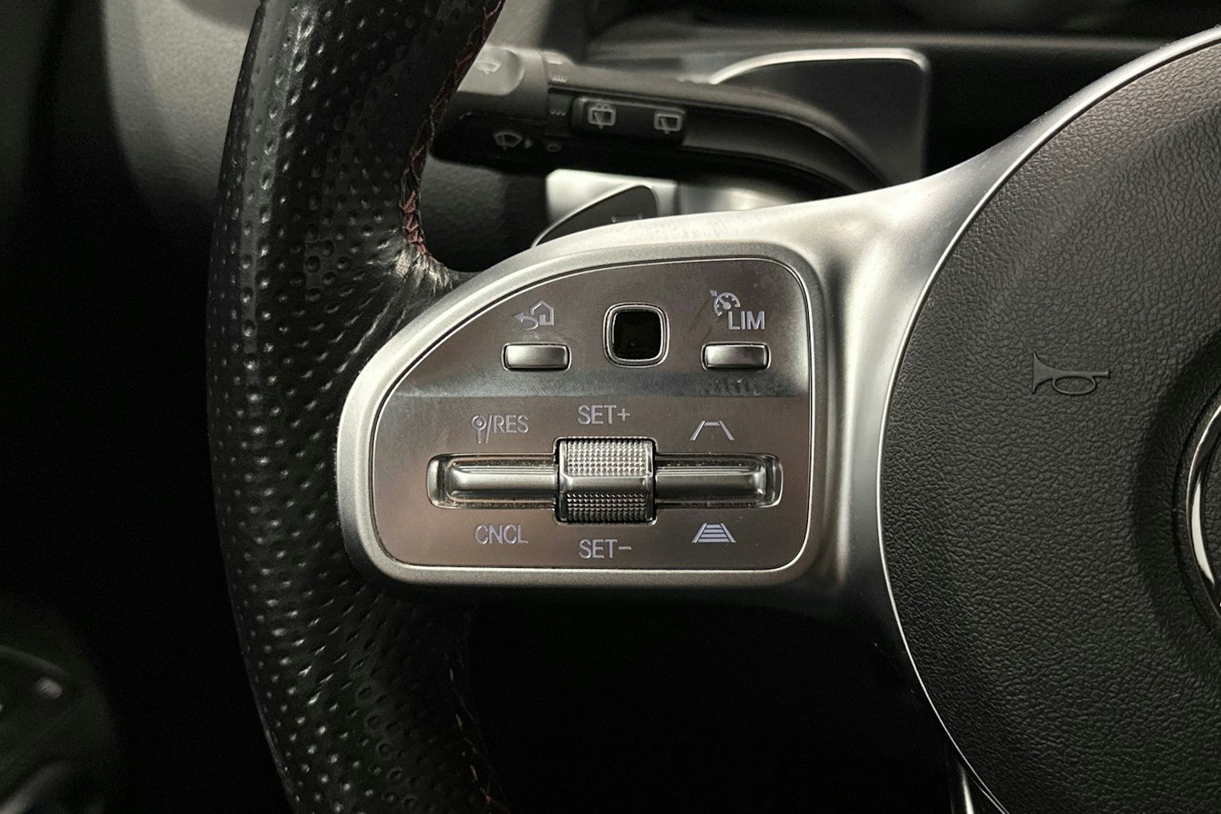 valkoinen Mercedes-Benz GLB 2021 kuva 20.