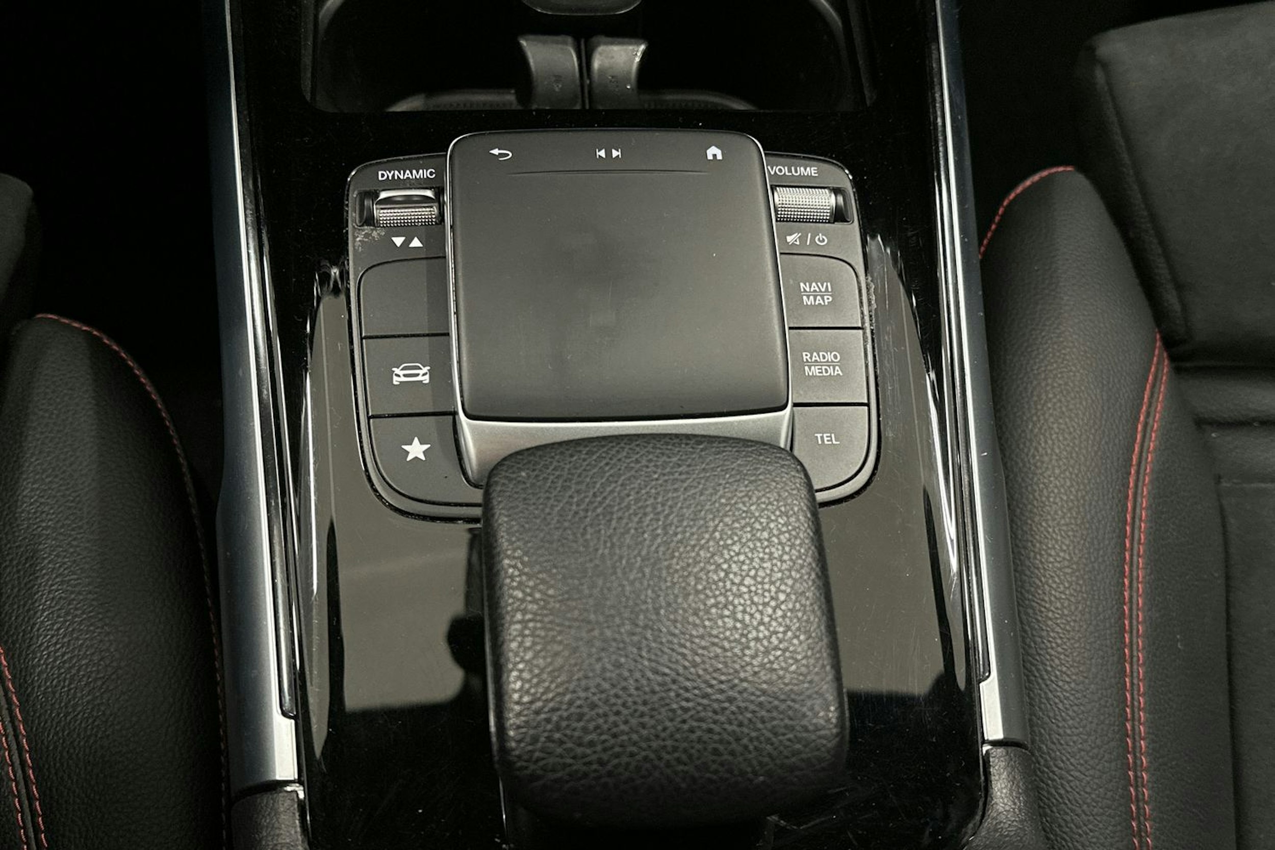 valkoinen Mercedes-Benz GLB 2021 kuva 22.