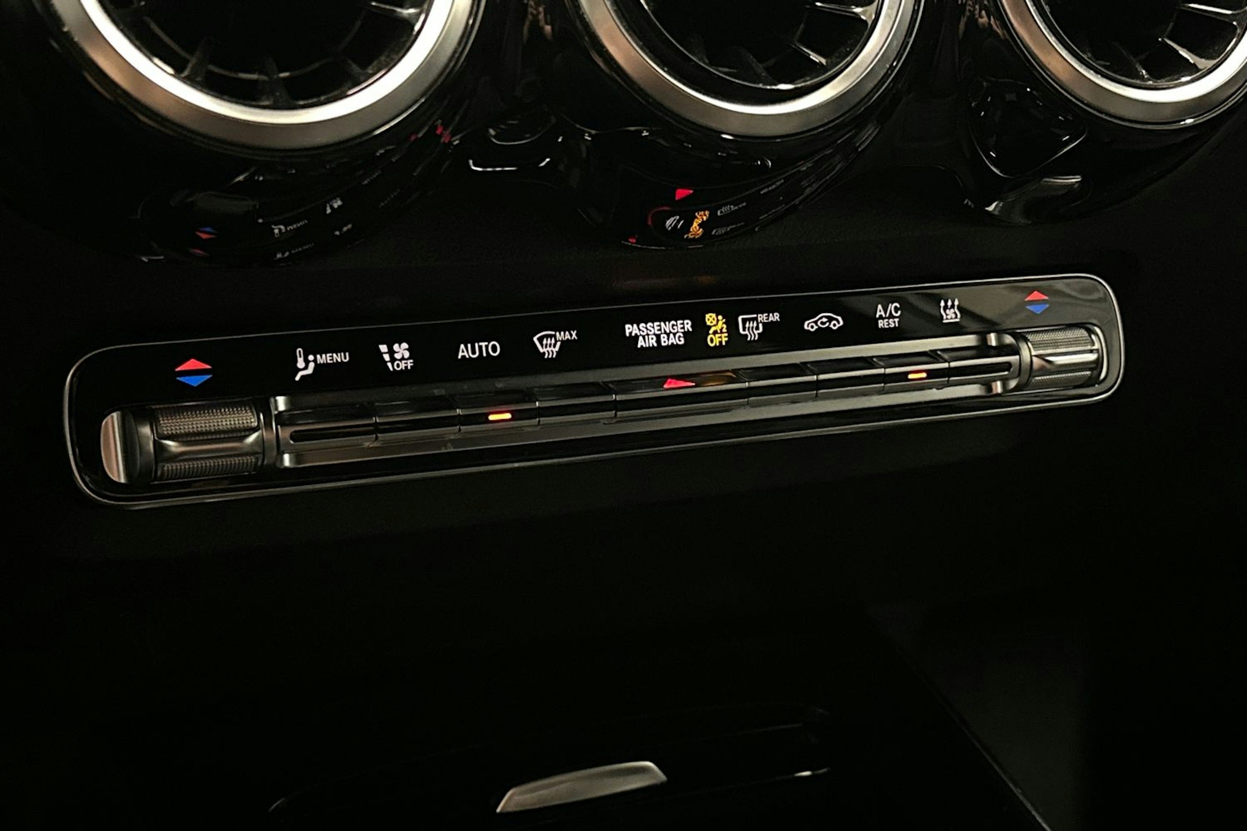 valkoinen Mercedes-Benz GLB 2021 kuva 23.