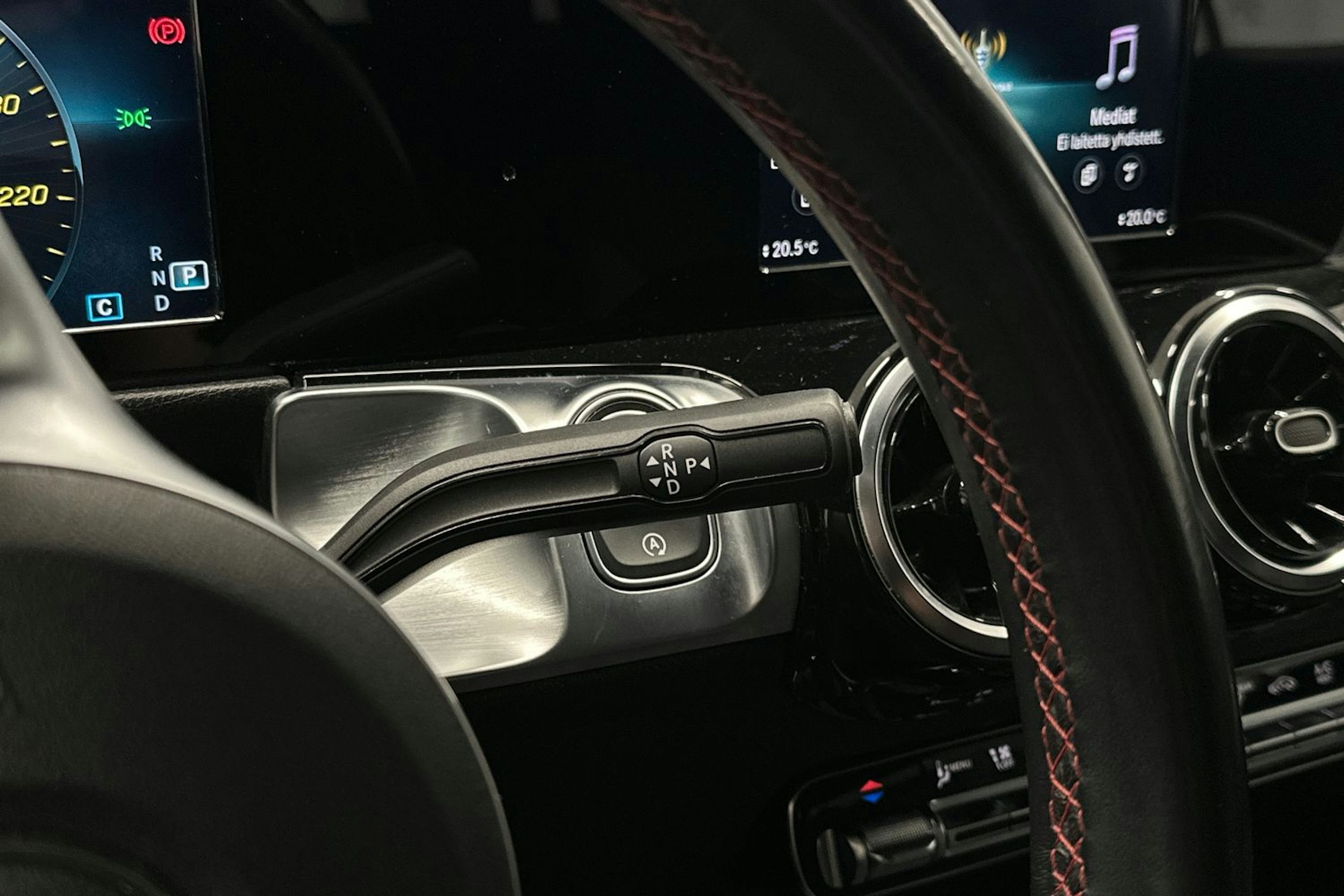 valkoinen Mercedes-Benz GLB 2021 kuva 25.
