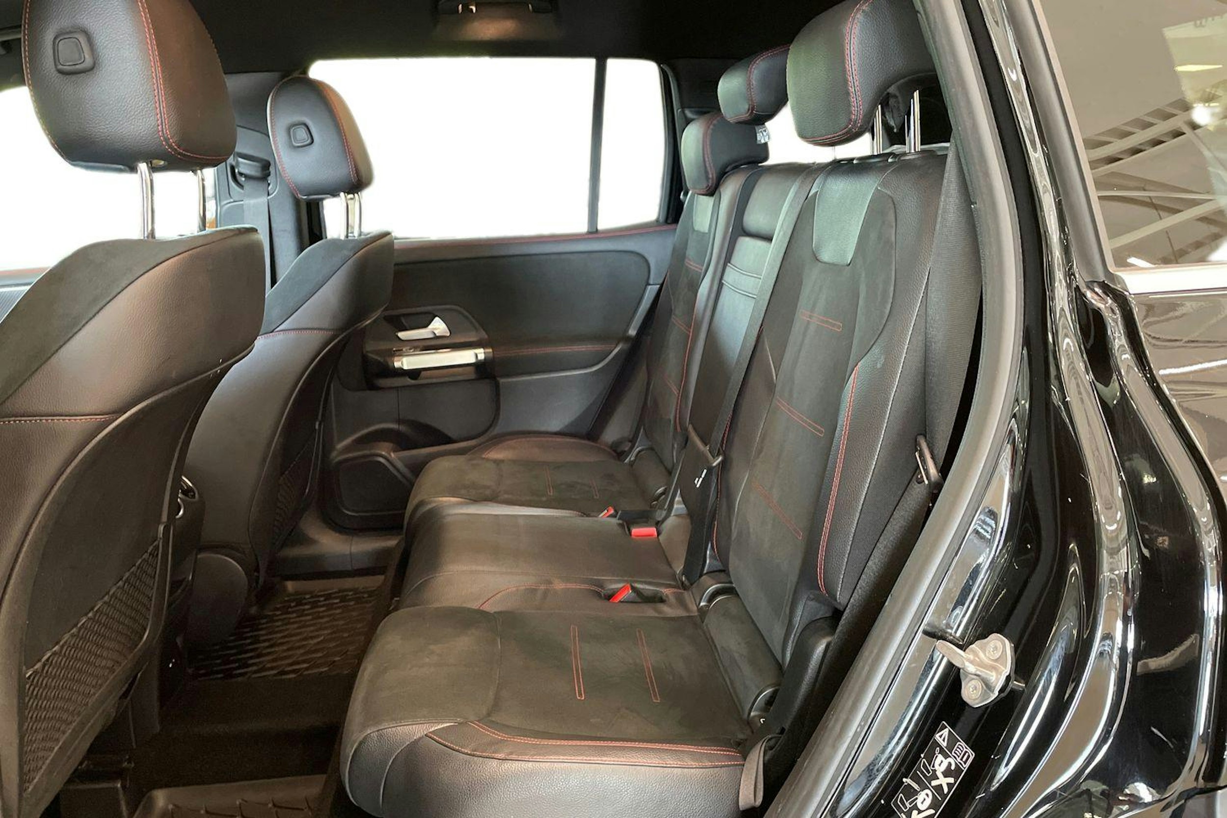 musta Mercedes-Benz GLB 2021 kuva 10.