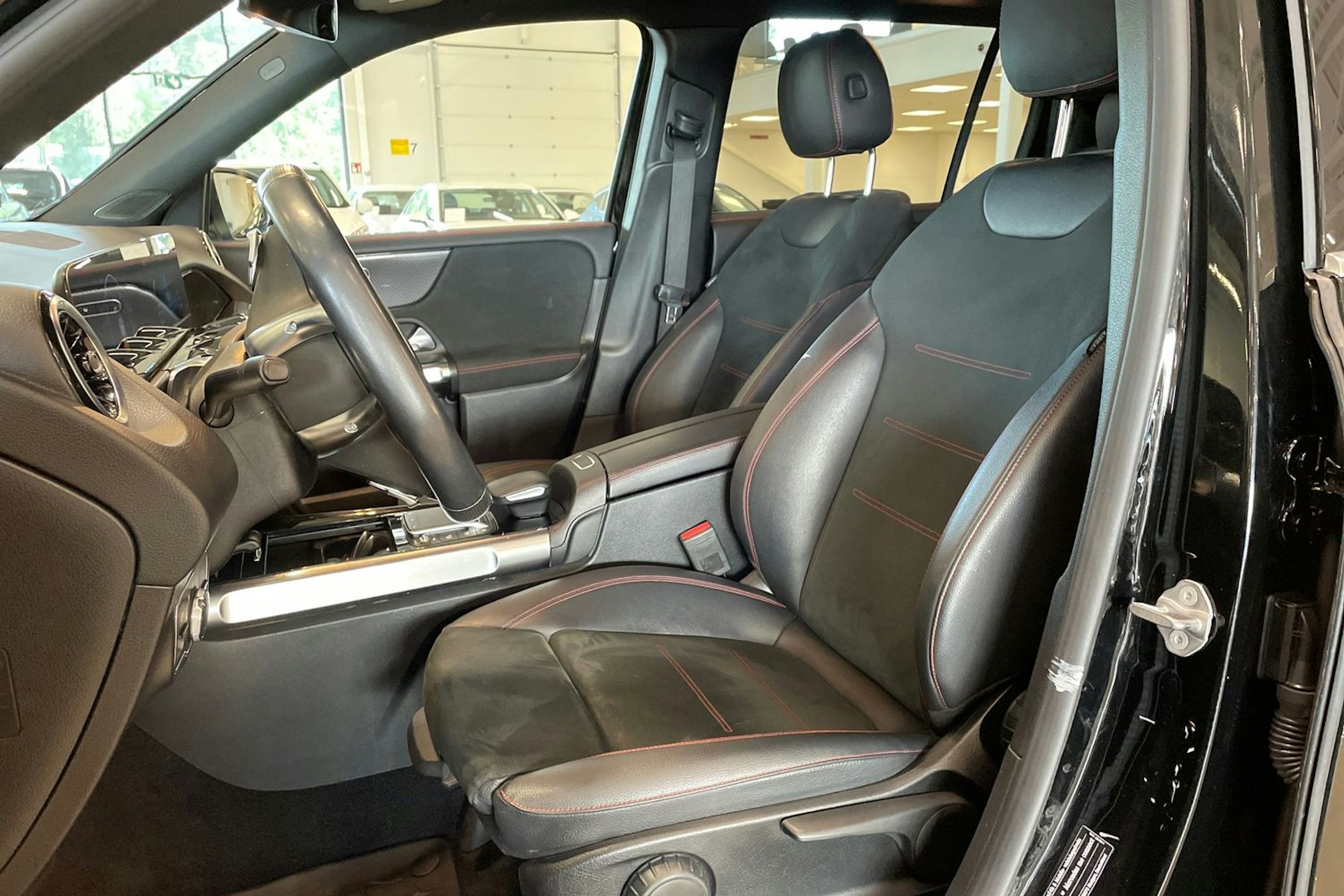 musta Mercedes-Benz GLB 2021 kuva 14.