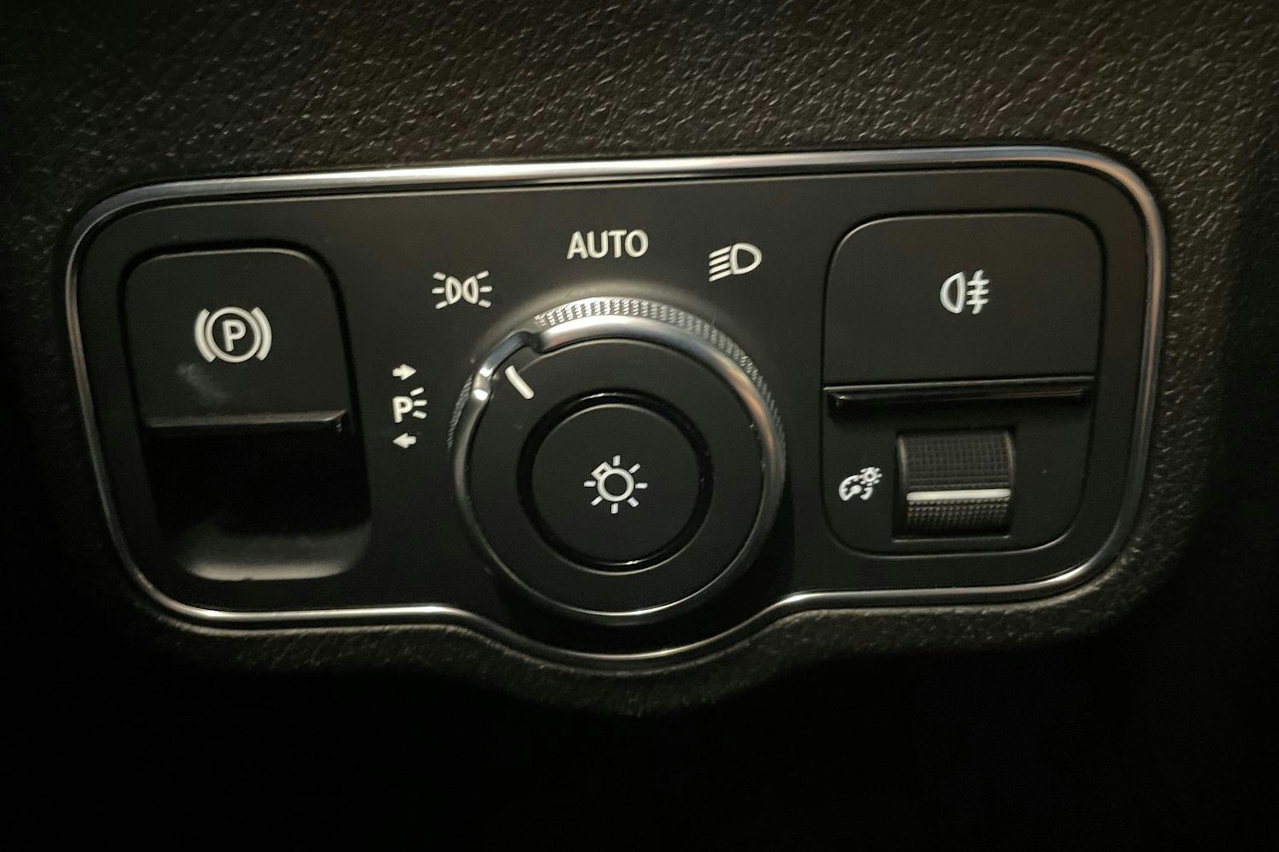 musta Mercedes-Benz GLB 2021 kuva 20.